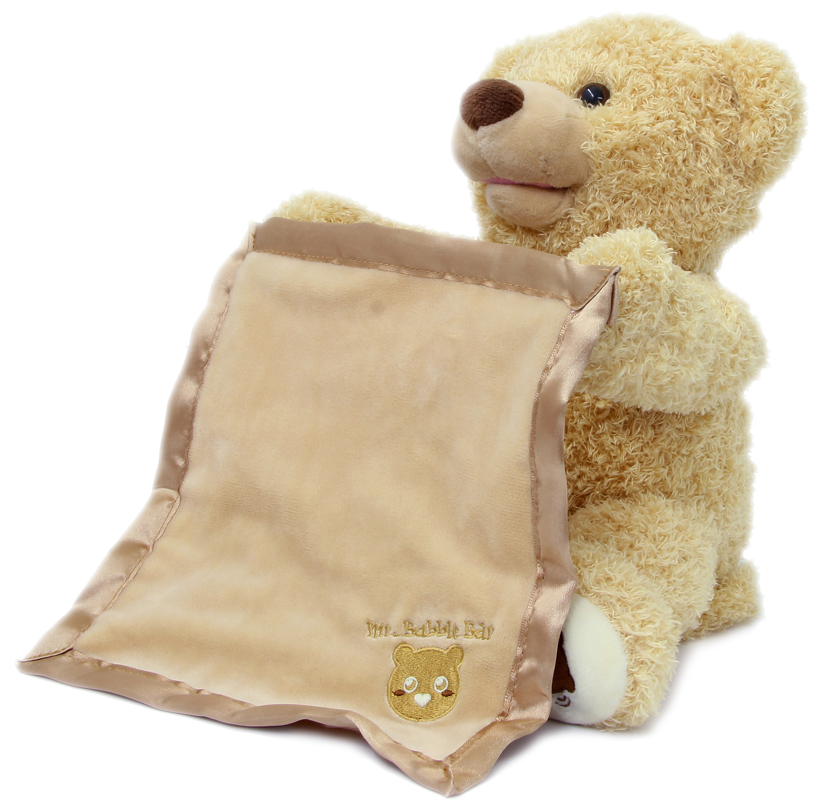 Ein beiger Teddybär hält eine Decke mit einem Bärenkopf-Aufnäher.