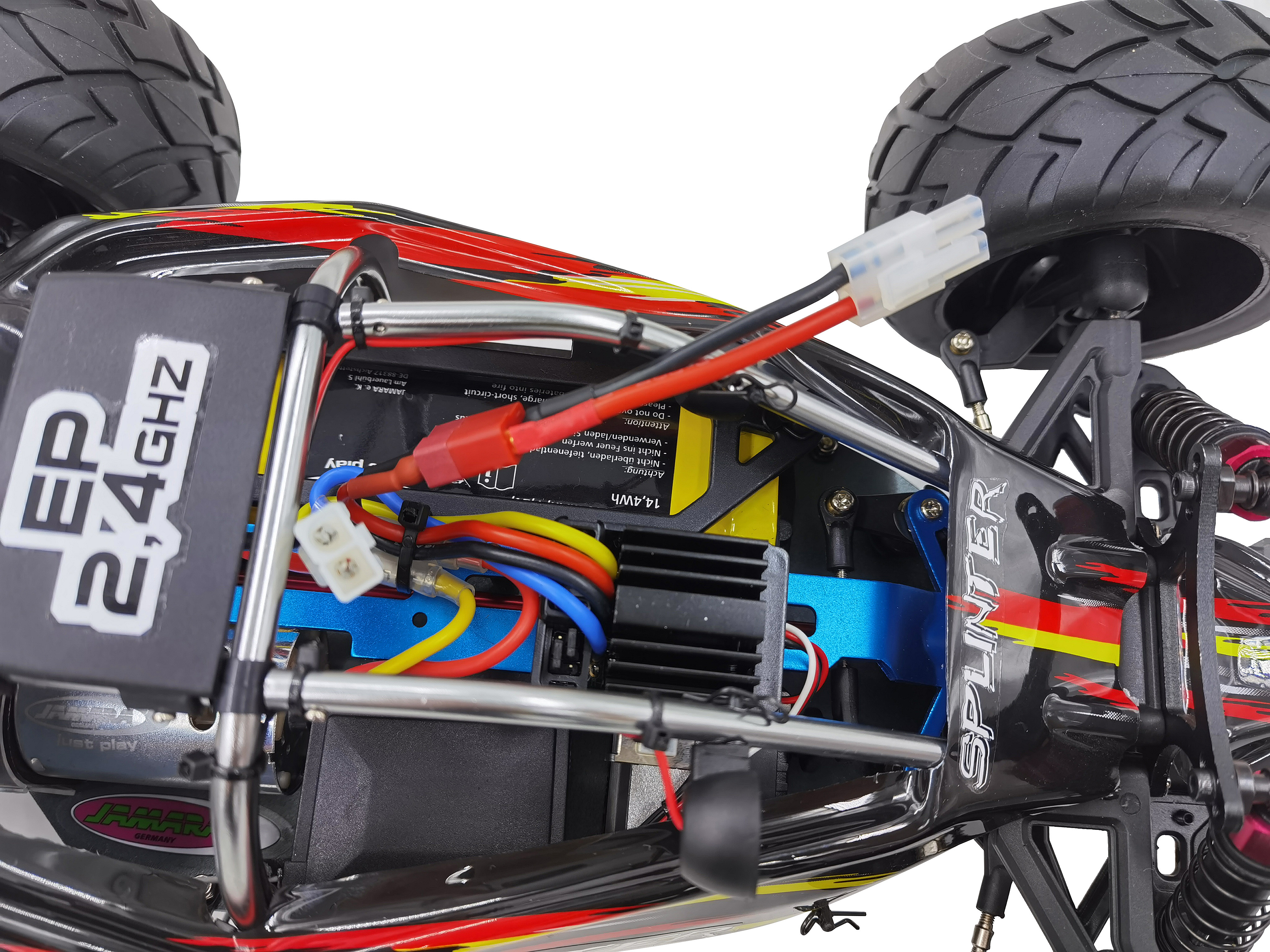 Nahaufnahme eines RC-Autos mit roten, gelben und schwarzen Akzenten. Kabel und Batterie sichtbar.