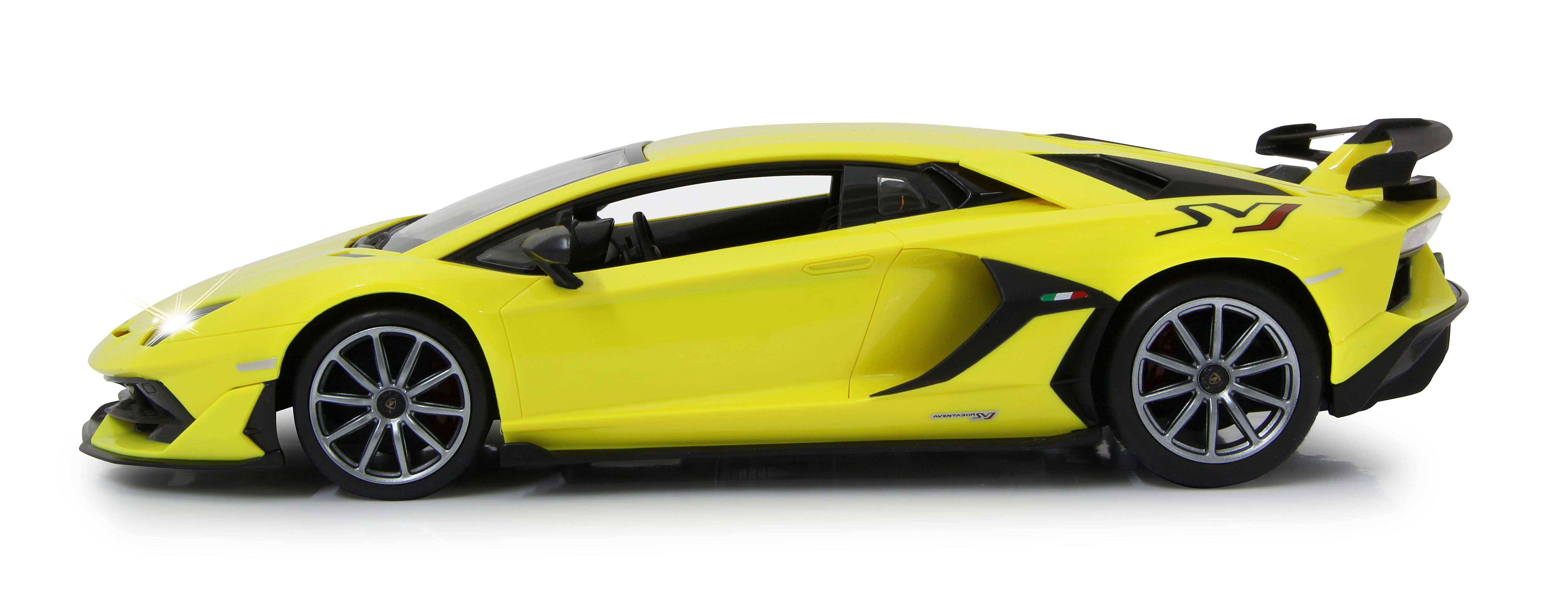 Coche deportivo amarillo con alerón trasero y llantas negras, sobre fondo blanco.