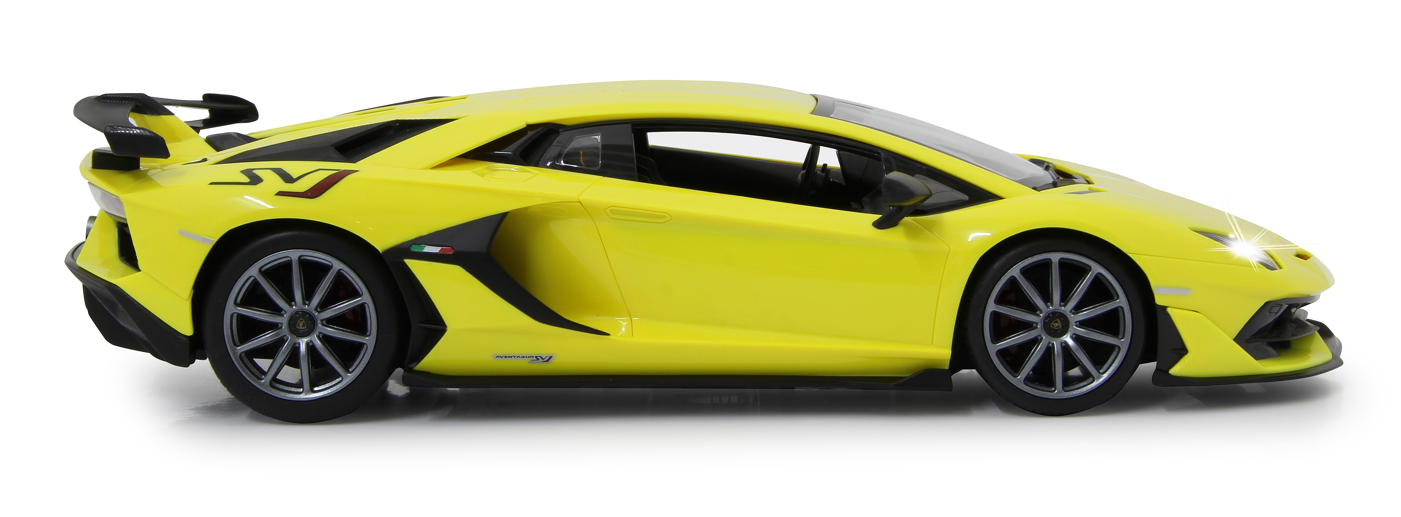 Un Lamborghini Aventador SVJ amarillo, vista lateral, con detalles negros y alerón trasero.