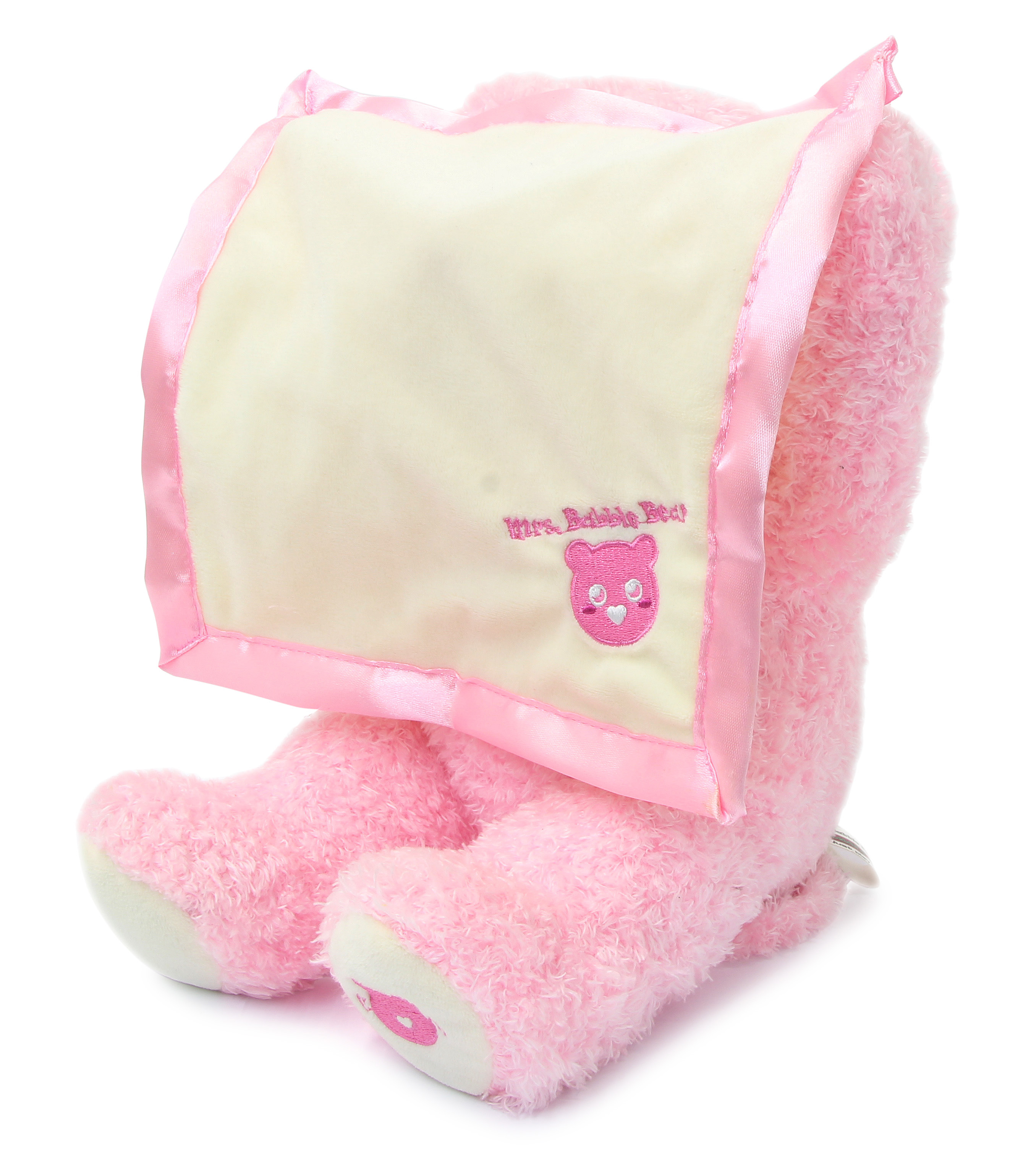 Ein rosa Teddybär liegt mit einer Decke, auf der ein Bärenlogo ist, auf dem Bauch.