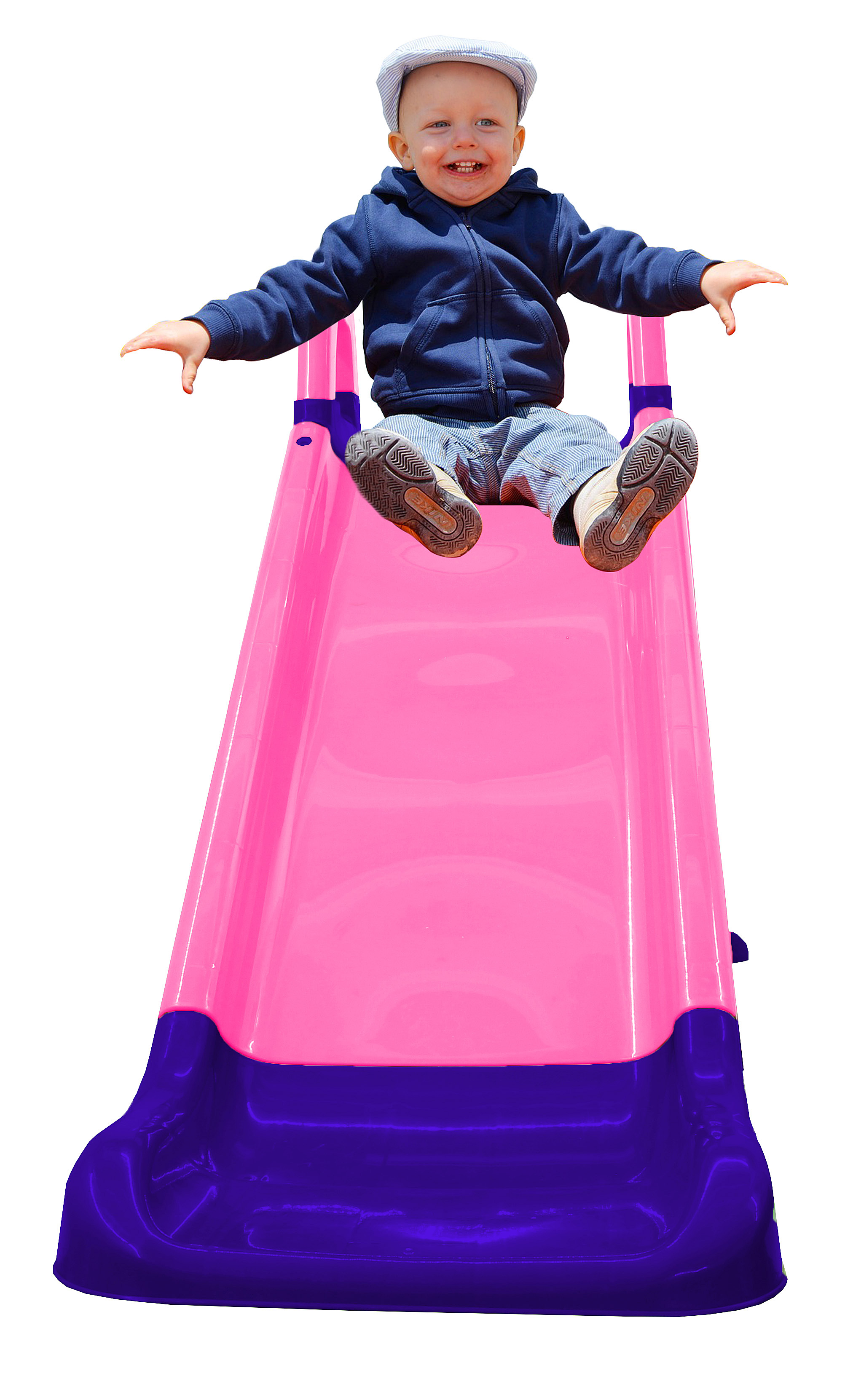 Un bambino sorridente siede su uno scivolo rosa e viola, indossa una giacca blu e un berretto.