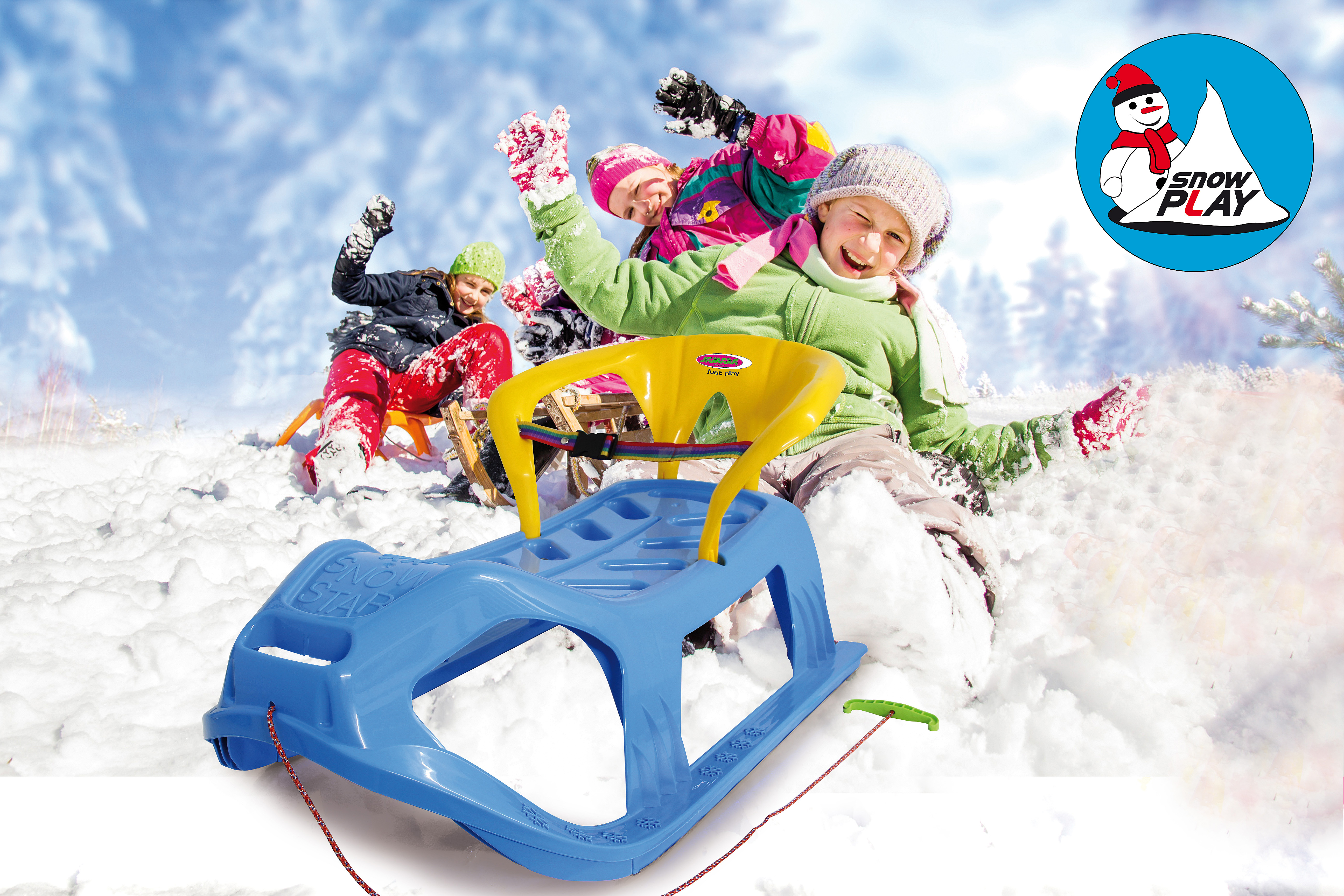 Kinder fahren Schlitten im Schnee mit einem blauen Schlitten im Vordergrund.