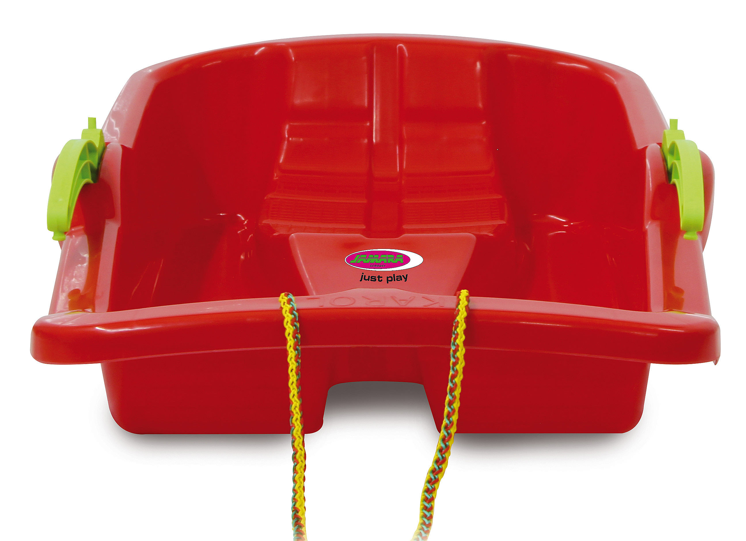 Ein roter Schlitten mit grünen Griffen und einer bunten Schnur. Logo auf der Vorderseite.