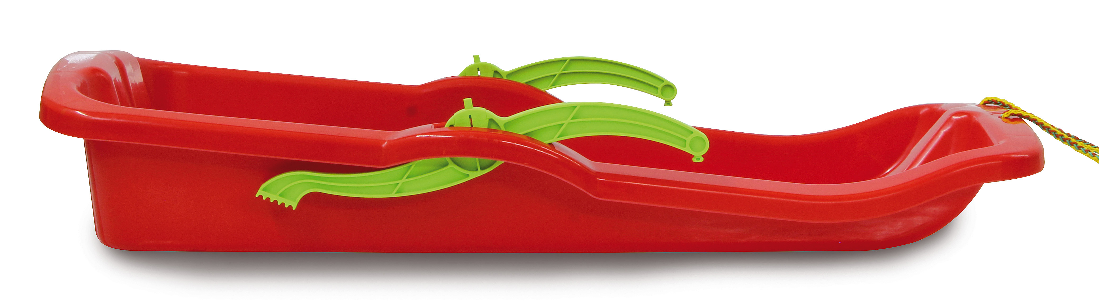 Ein rotes Plastik-Schlitten mit grünen Griffen und einem gelben Seil.
