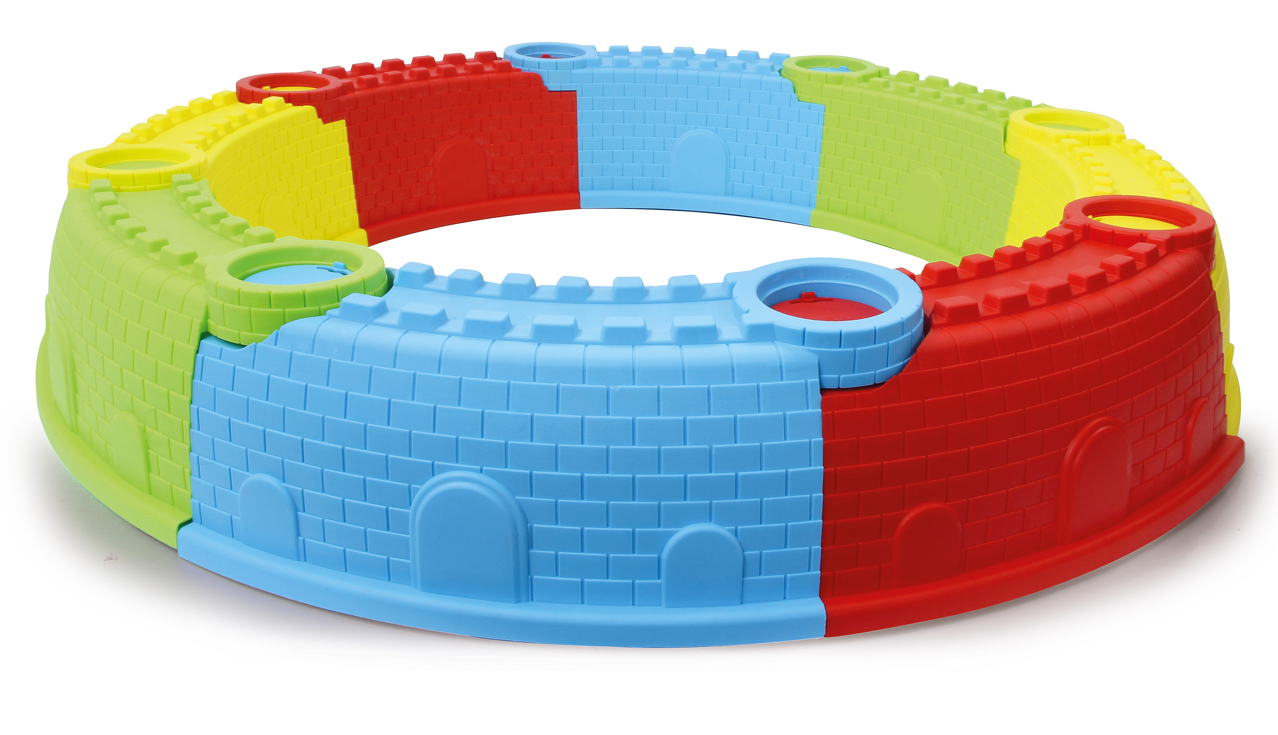 Ein runder Spielzeugsandkasten in Burgform, farblich unterteilt in Blau, Rot, Gelb und Grün.