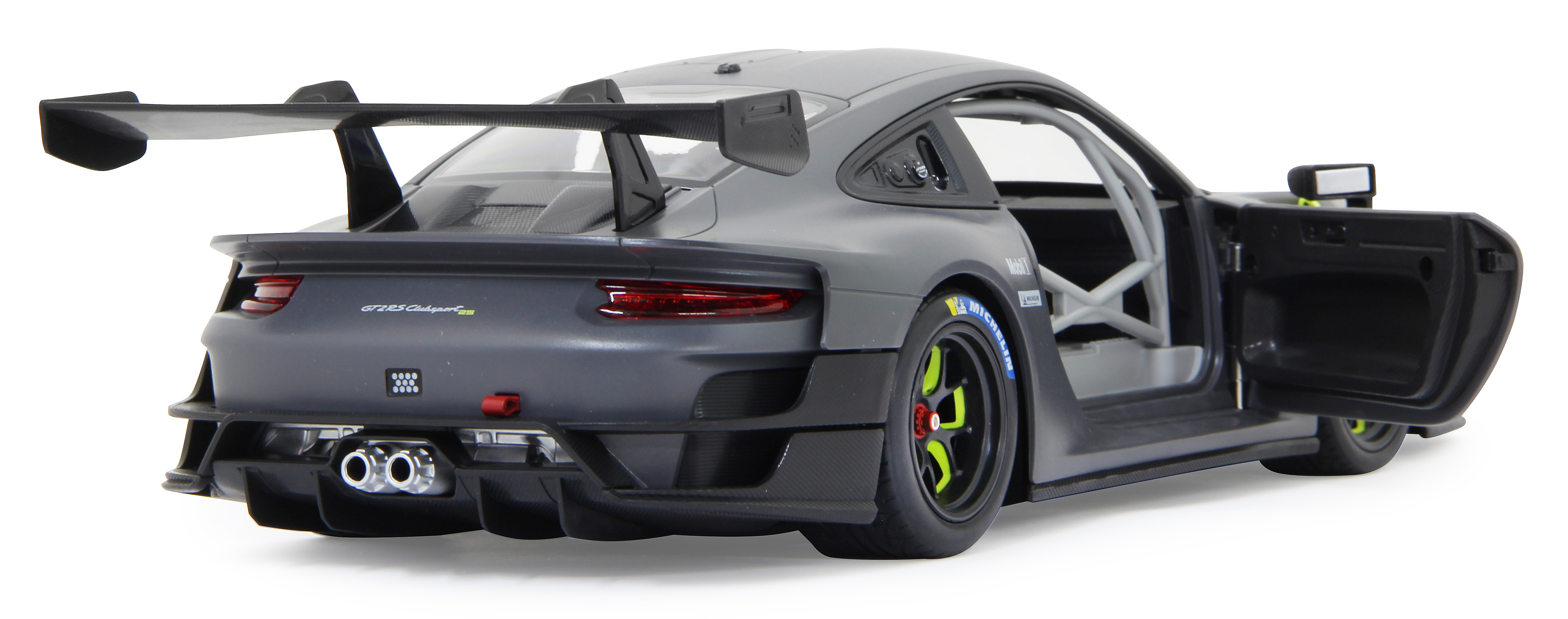 Grauer Porsche mit geöffneter Tür, großem Heckspoiler und Doppelrohr-Auspuff.