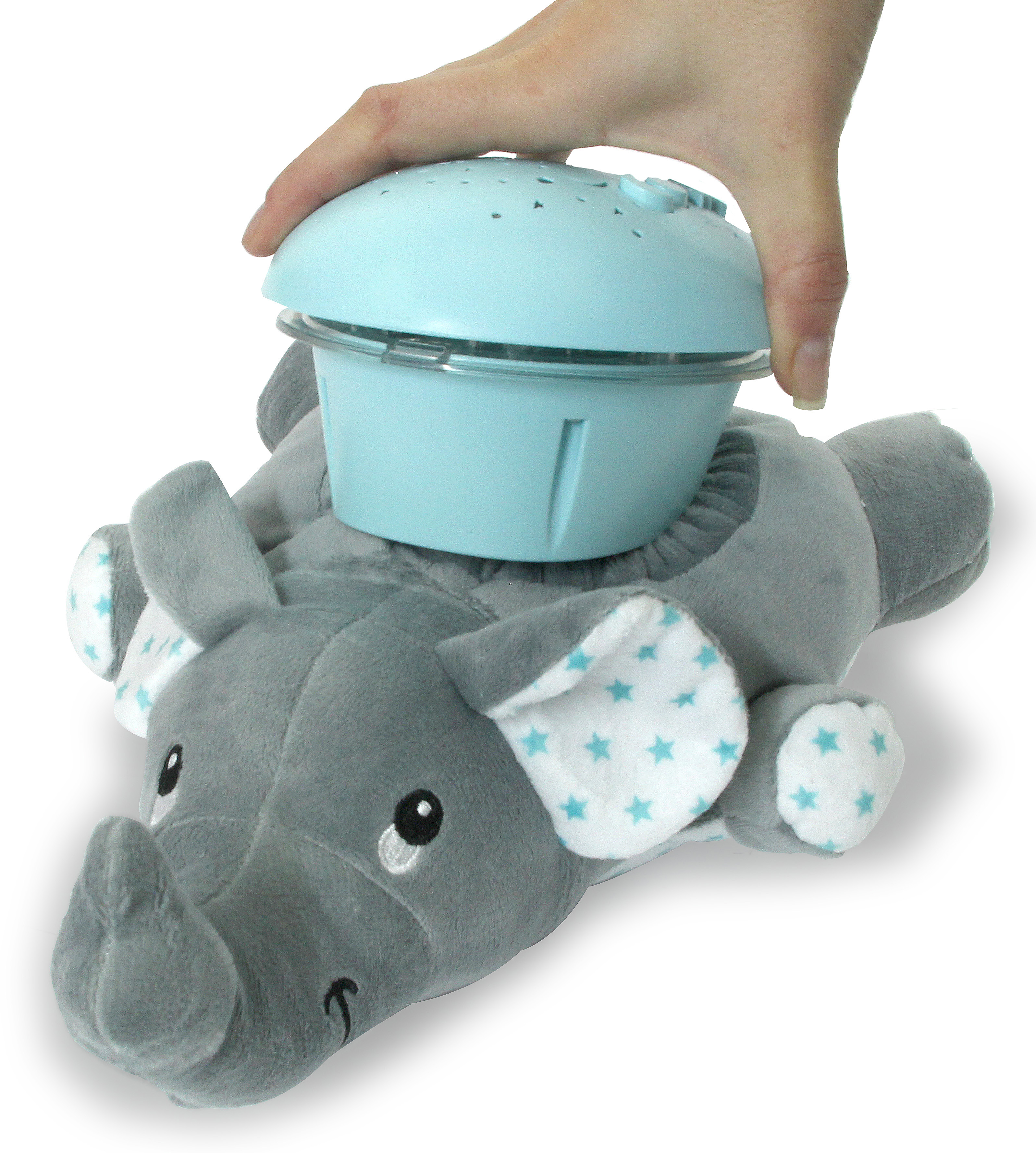 Ein Spielzeug-Elefant liegt auf dem Rücken, eine Hand hält ein blaues Gerät darüber.