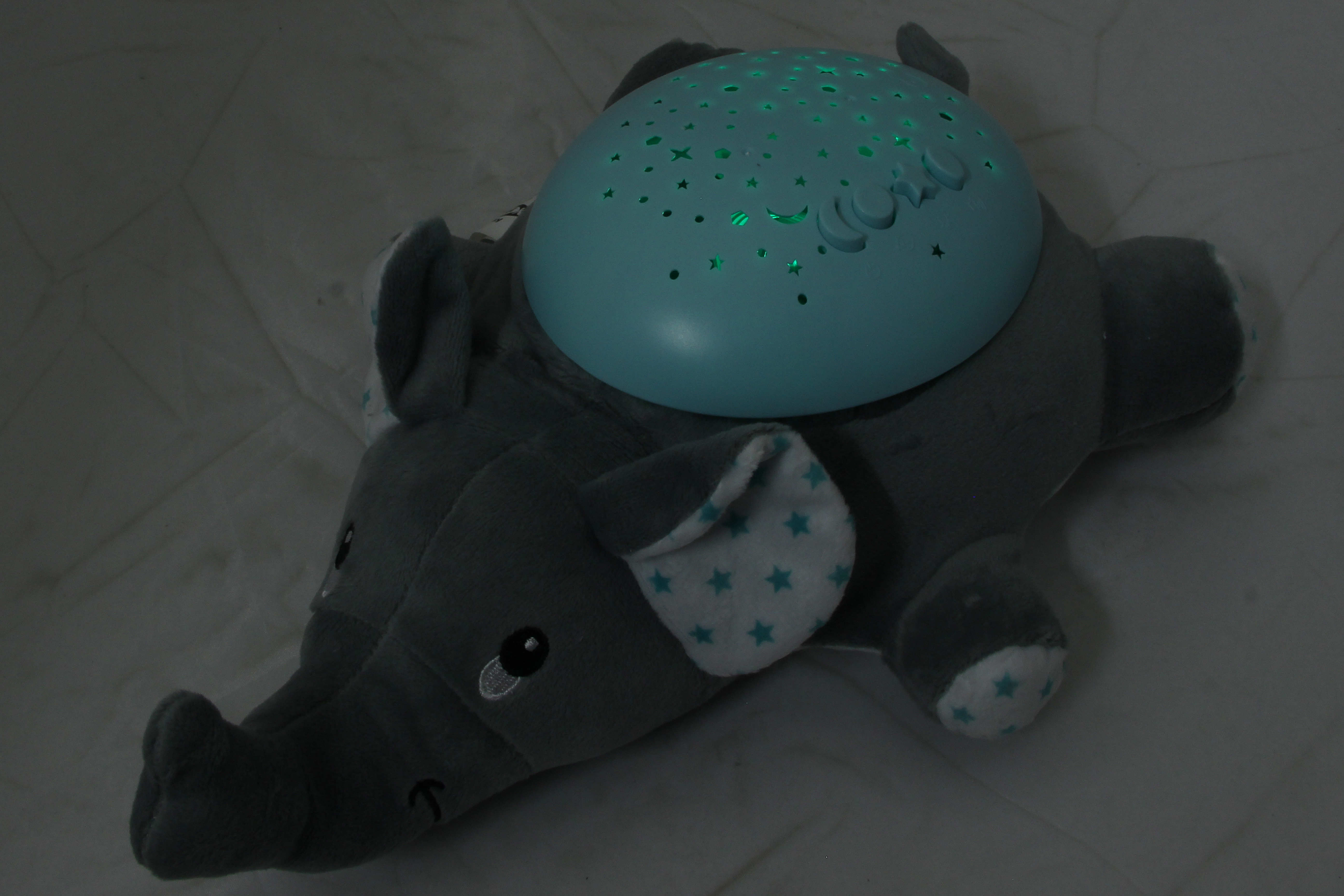 Grauer Elefant-Nachtlichtprojektor mit blauer Kuppel und Sternen.