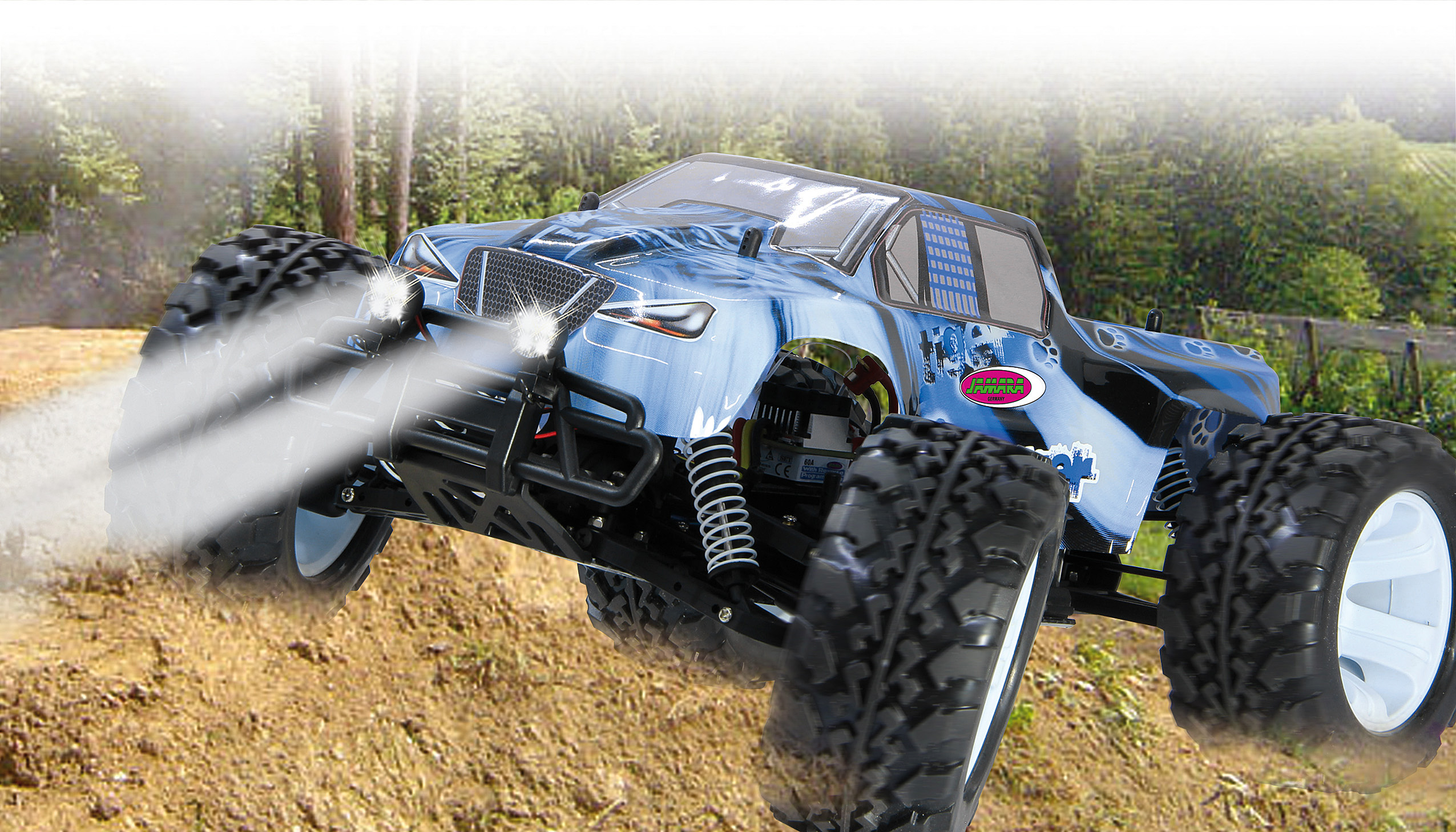 Ein blauer ferngesteuerter Monstertruck springt auf einer Schotterpiste und wirbelt Staub auf.