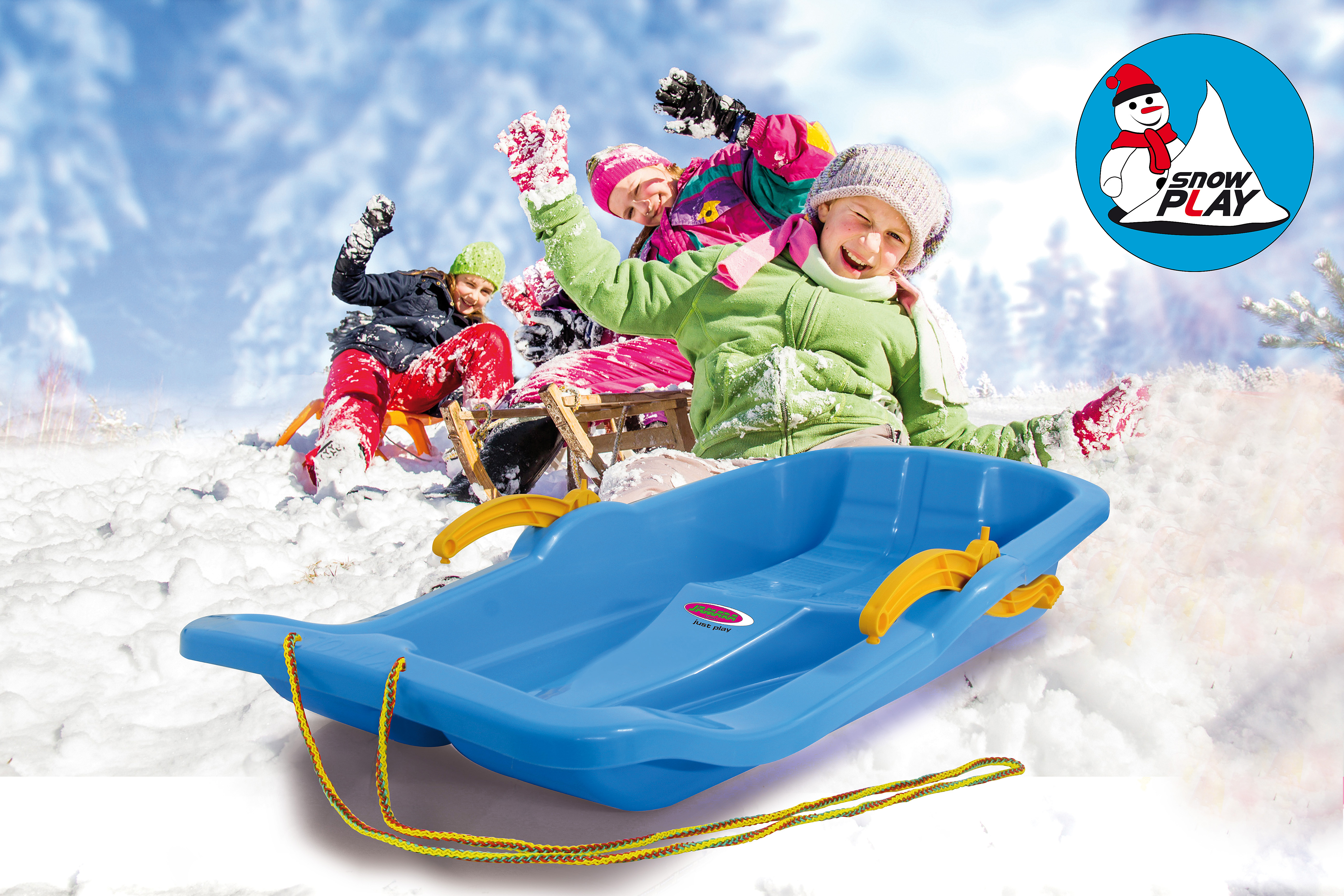 Kinder im Schnee mit einem blauen Schlitten und einem Schneemann-Logo.