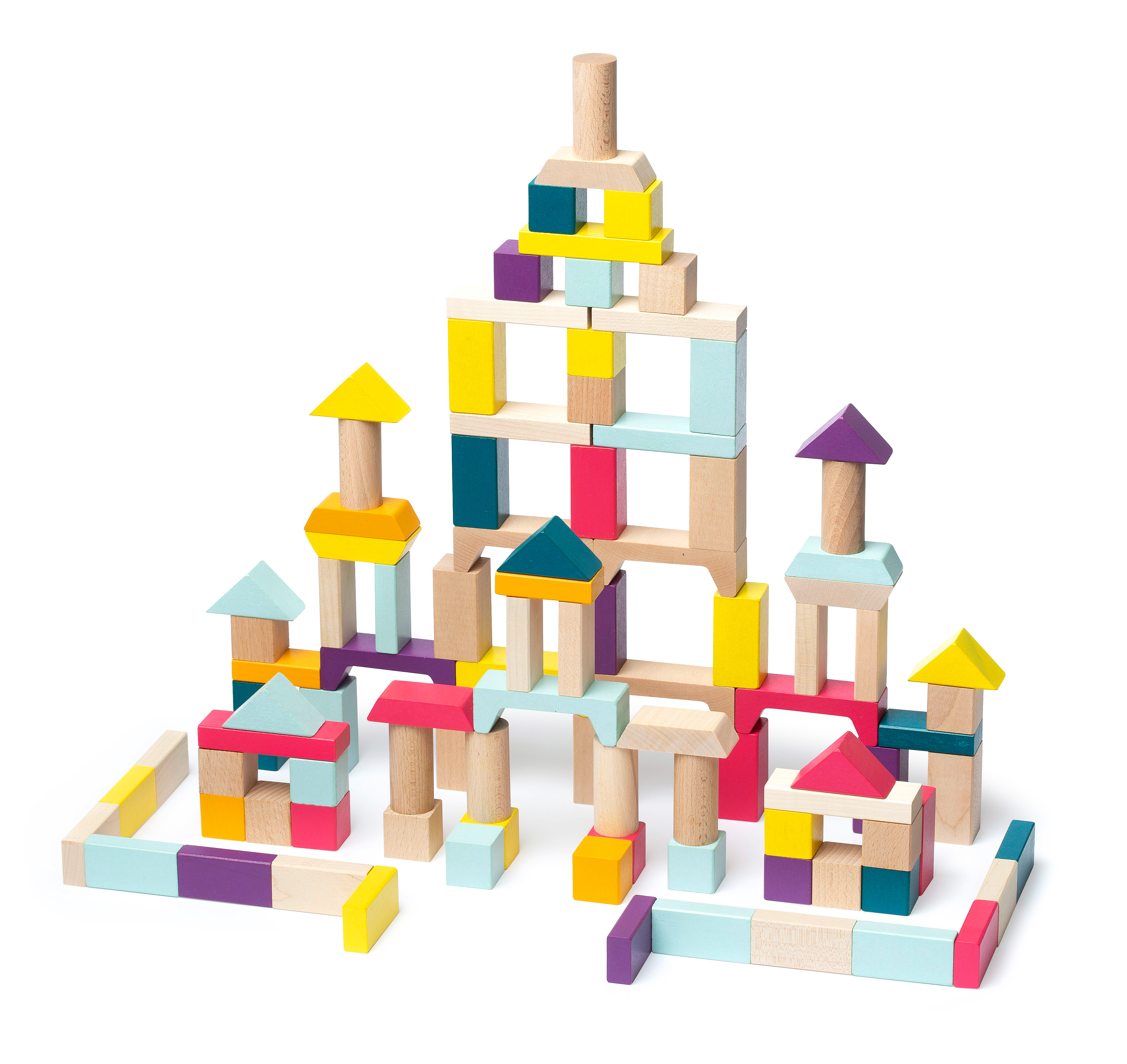 Bunte Holzbausteine bilden eine komplexe Burg- oder Turmstruktur auf weißem Hintergrund.