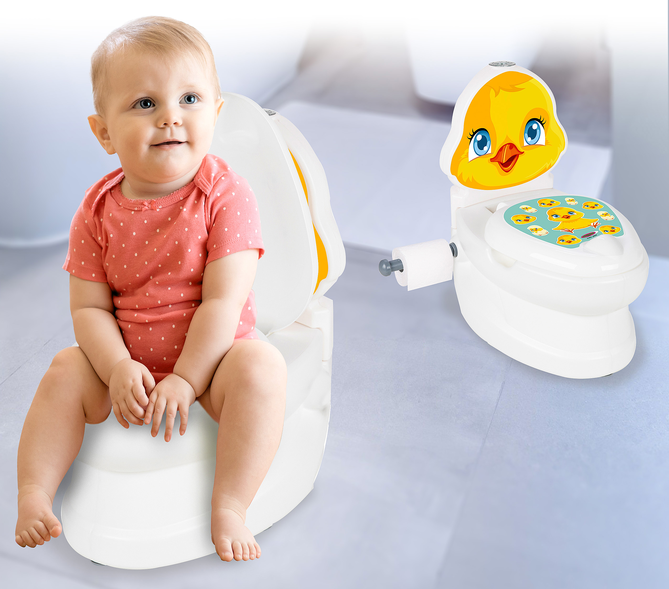 Ein Baby in einem rosa Body sitzt auf einer weißen Töpfchen-Toilette neben einer gelben Enten-Toilette.