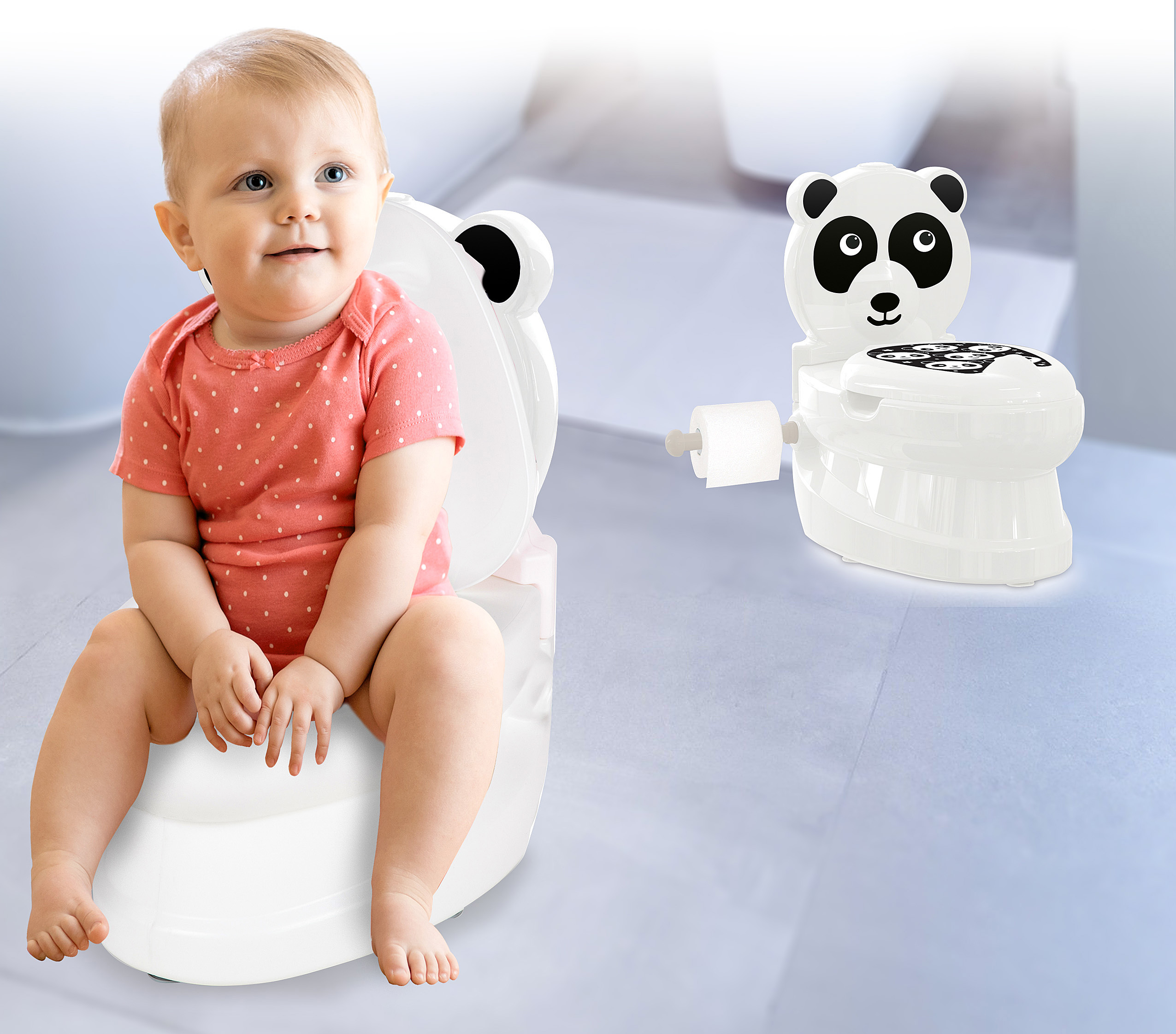 Ein Baby sitzt auf einem Töpfchen. Ein Panda-Töpfchen steht daneben.