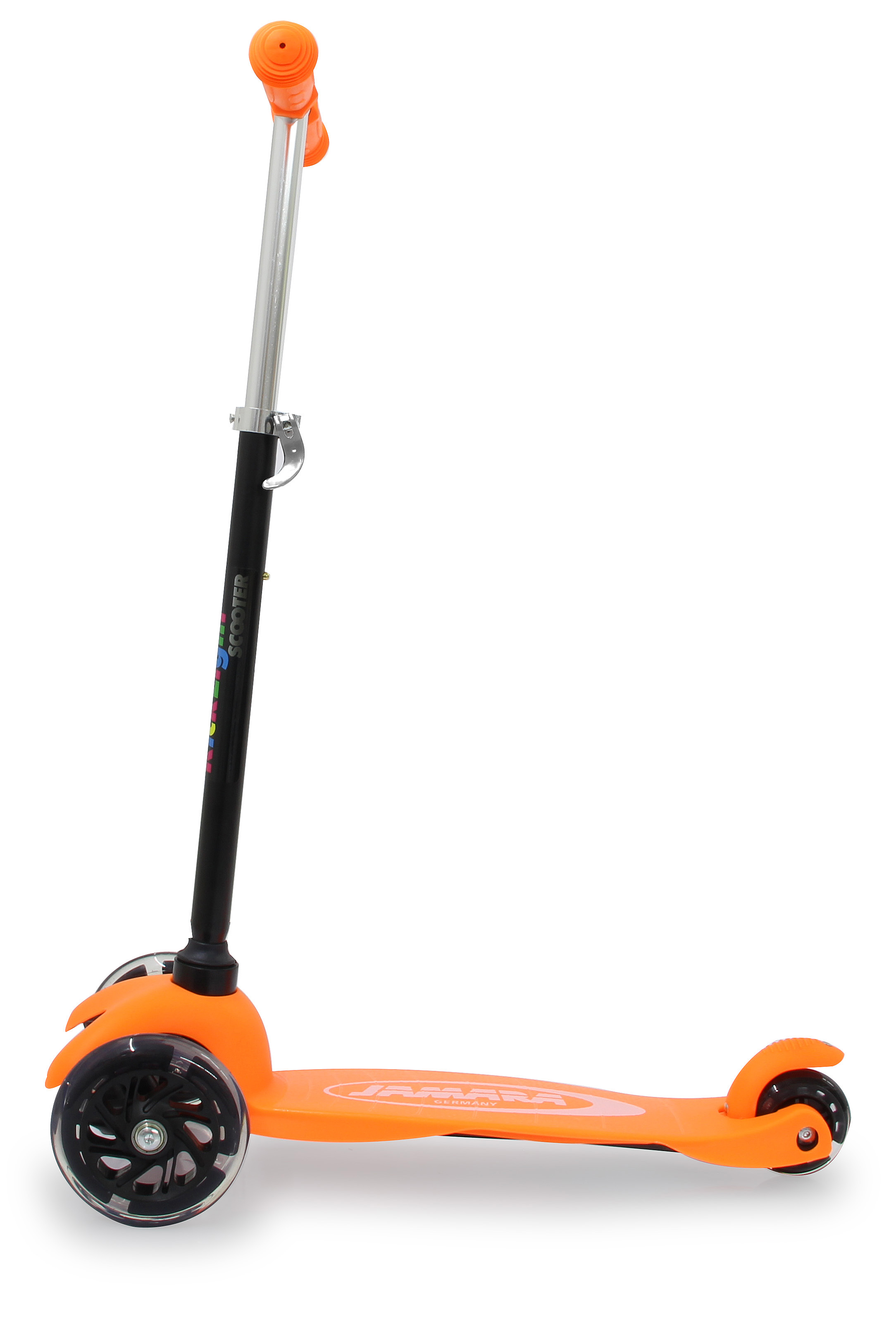 Ein orangefarbener Roller mit drei Rädern und silbernem Lenker.