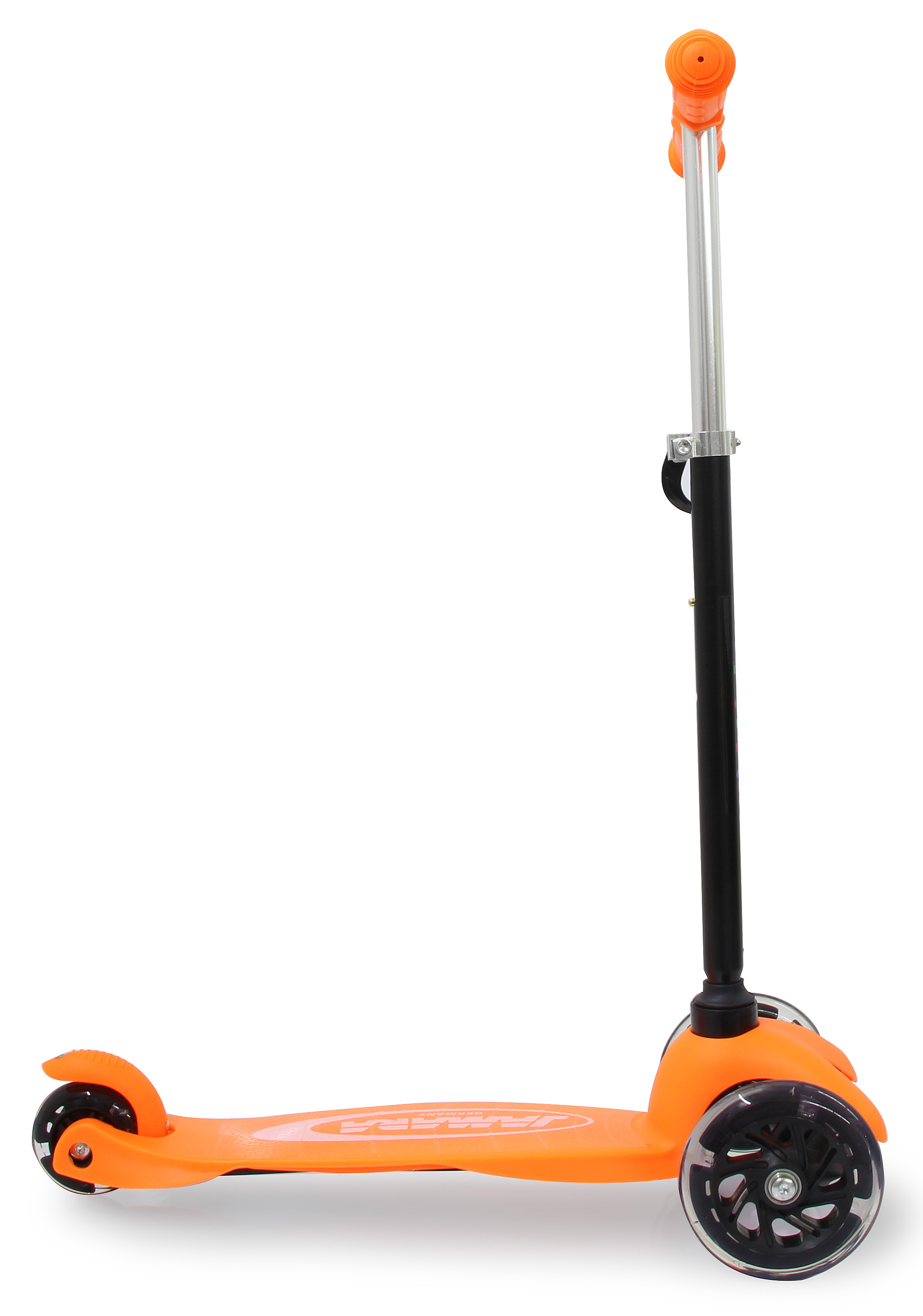Ein orangefarbener Roller mit drei Rädern und silbernem Lenker.