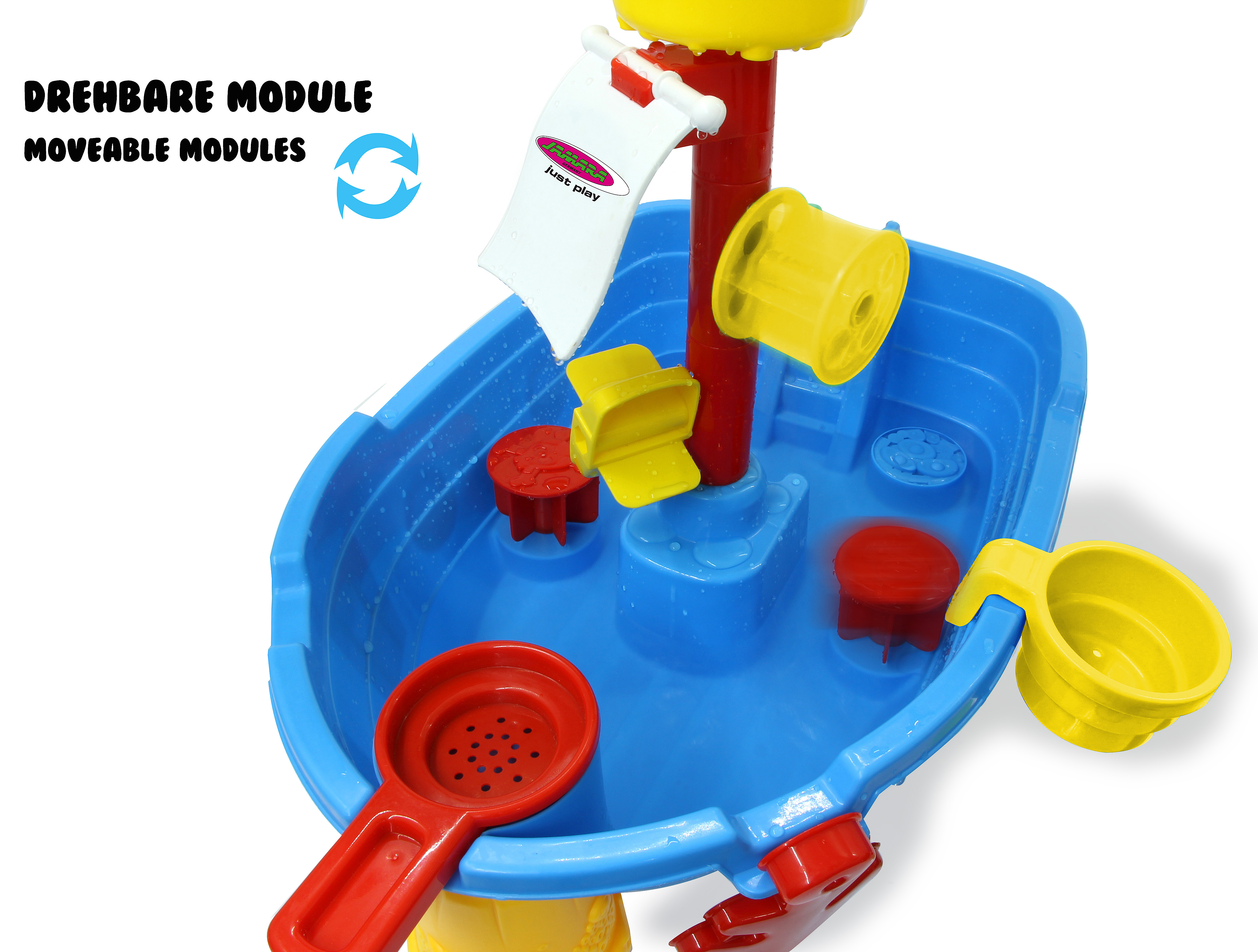 Ein blaues Spielzeugschiff mit roten und gelben Zubehörteilen auf weißem Hintergrund.