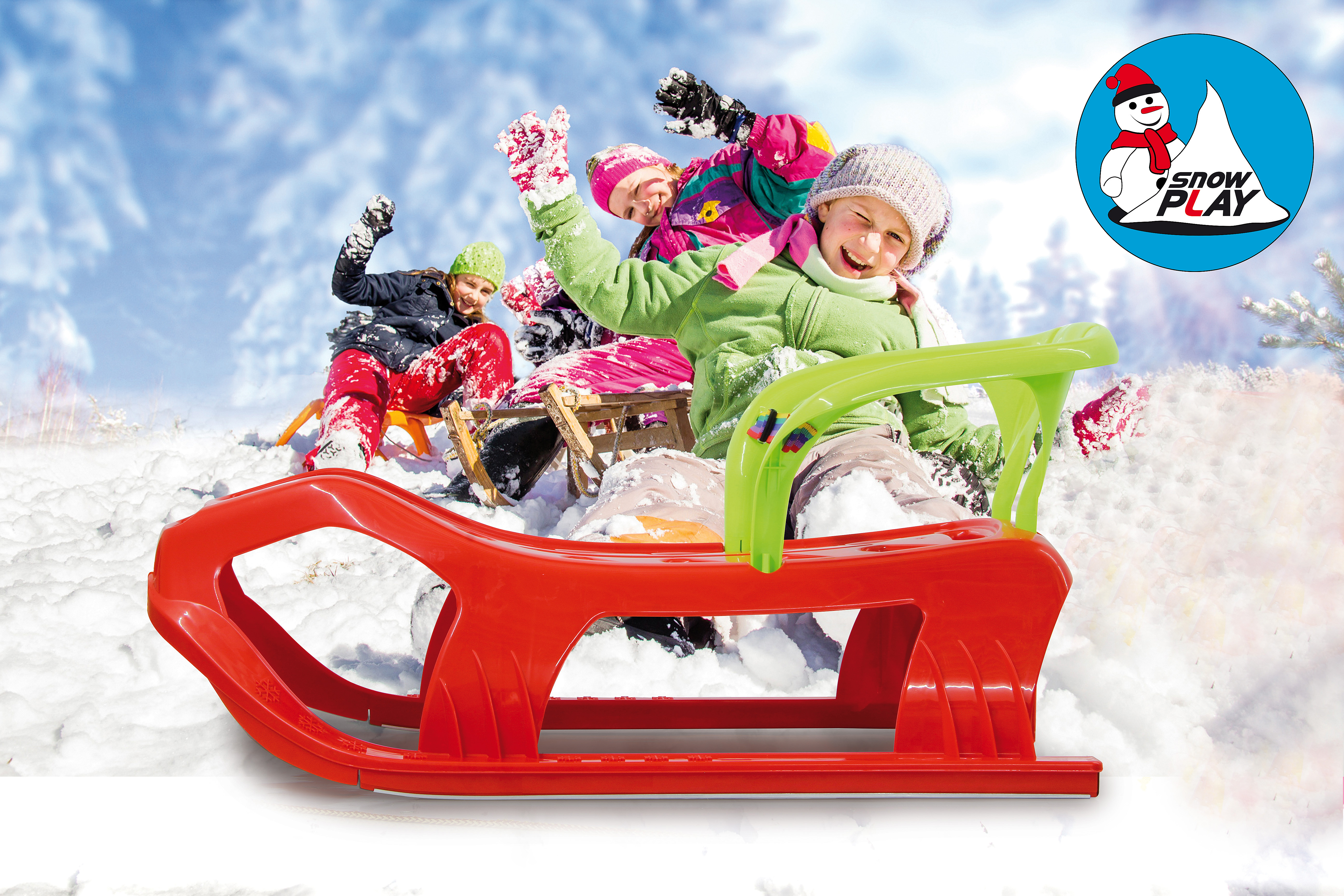 Kinder auf einem Schlitten im Schnee, die Schneebälle werfen.