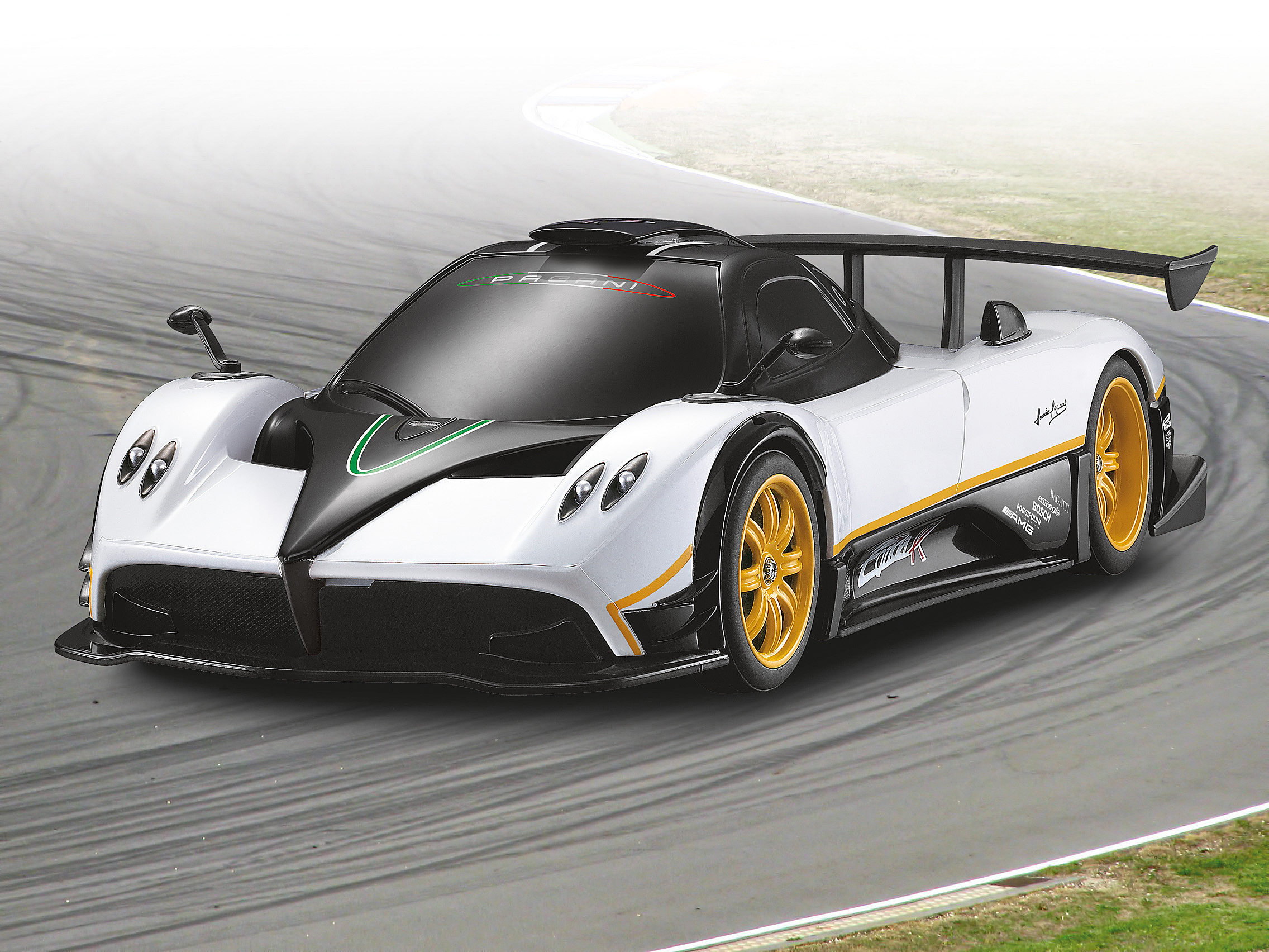 Ein weißer Pagani Supersportwagen mit gelben Felgen auf einer Rennstrecke.