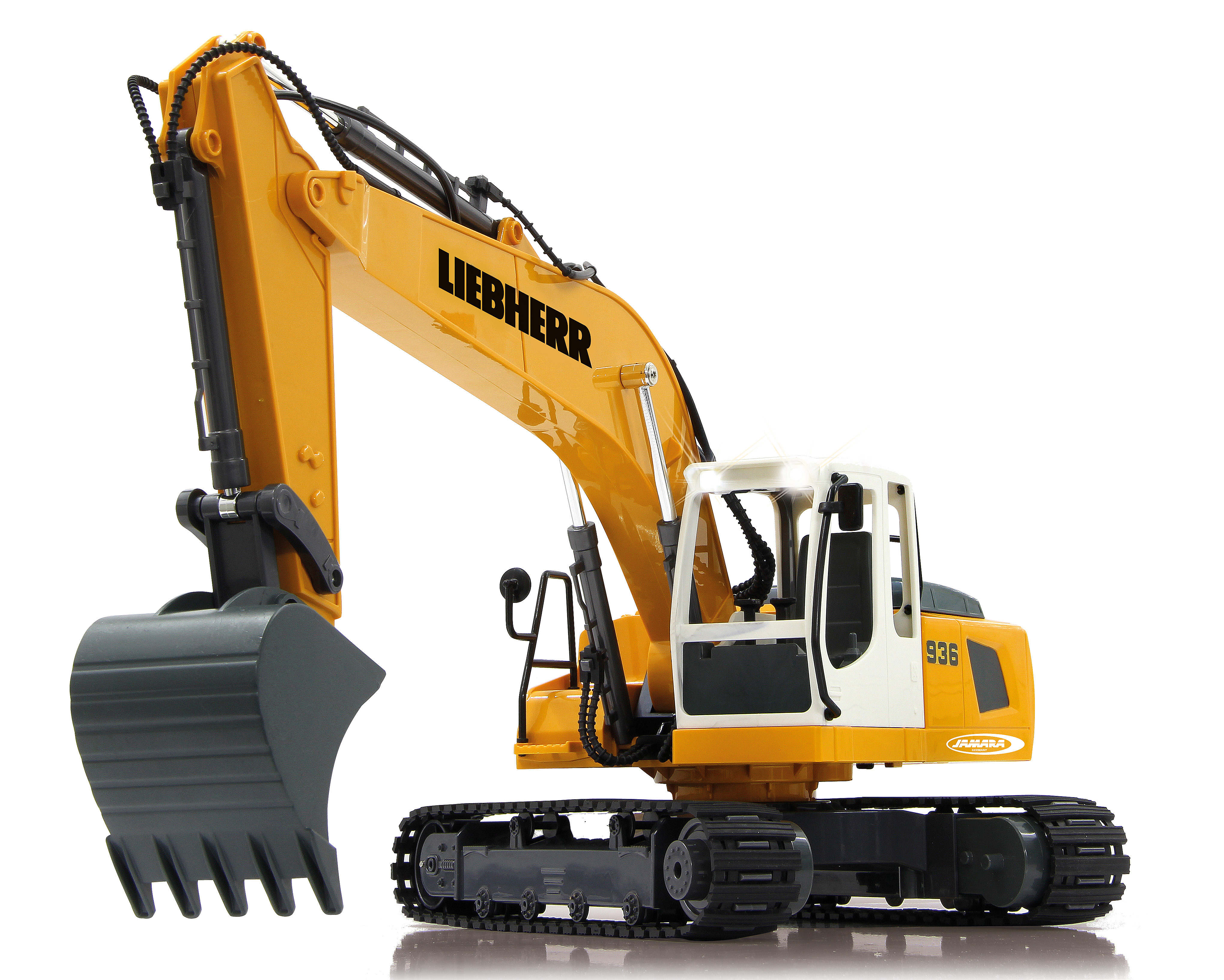 Ein gelber Liebherr-Bagger mit grauer Schaufel und Ketten, isoliert auf Weiß.