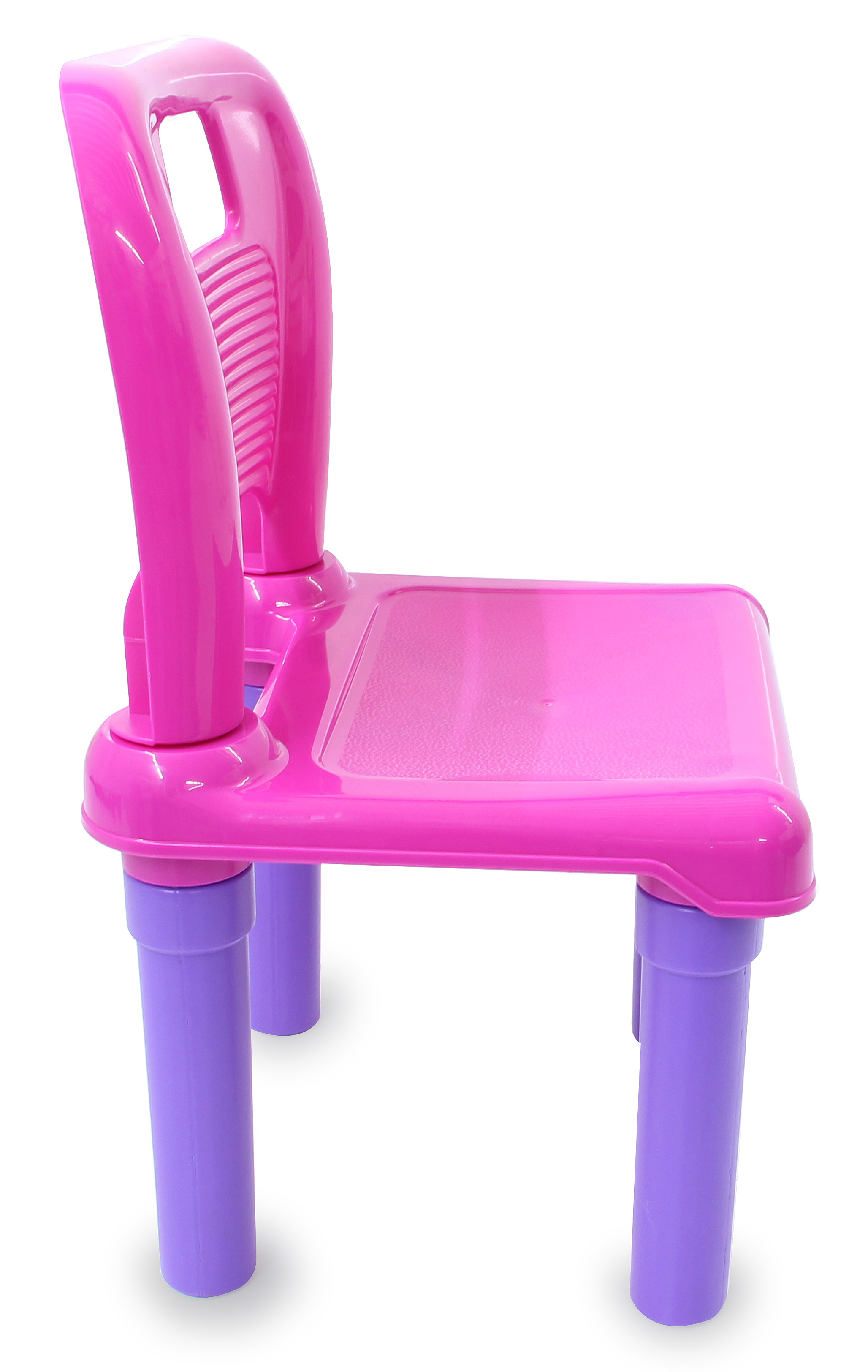Ein kleiner pinker Plastikstuhl mit lila Beinen, von der Seite gesehen.