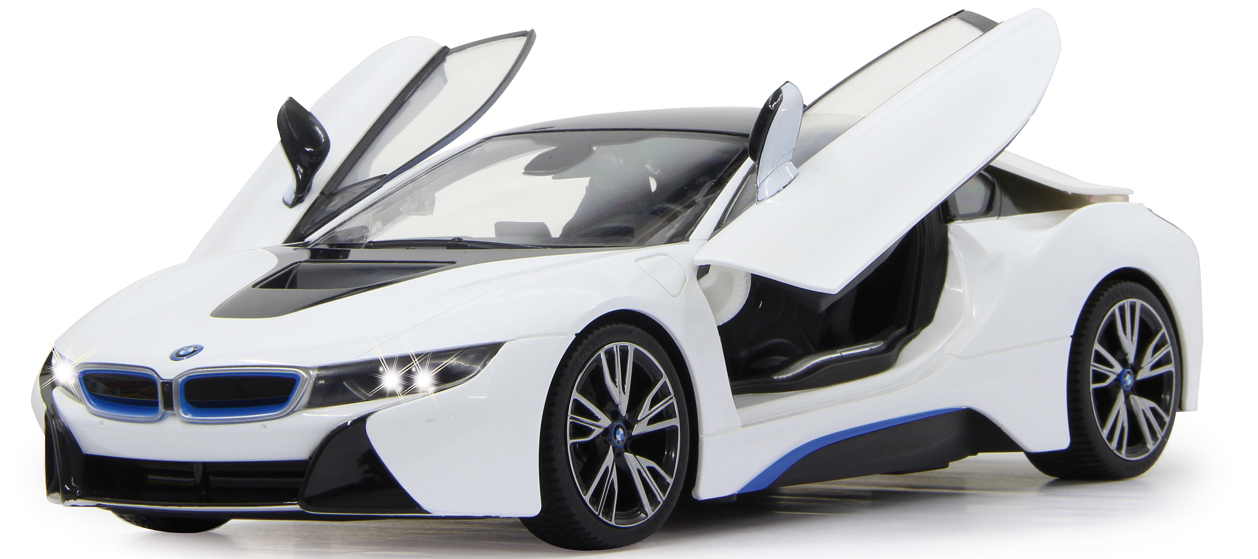 Białe BMW i8 z otwartymi drzwiami motylkowymi i niebieskimi akcentami na białym tle.