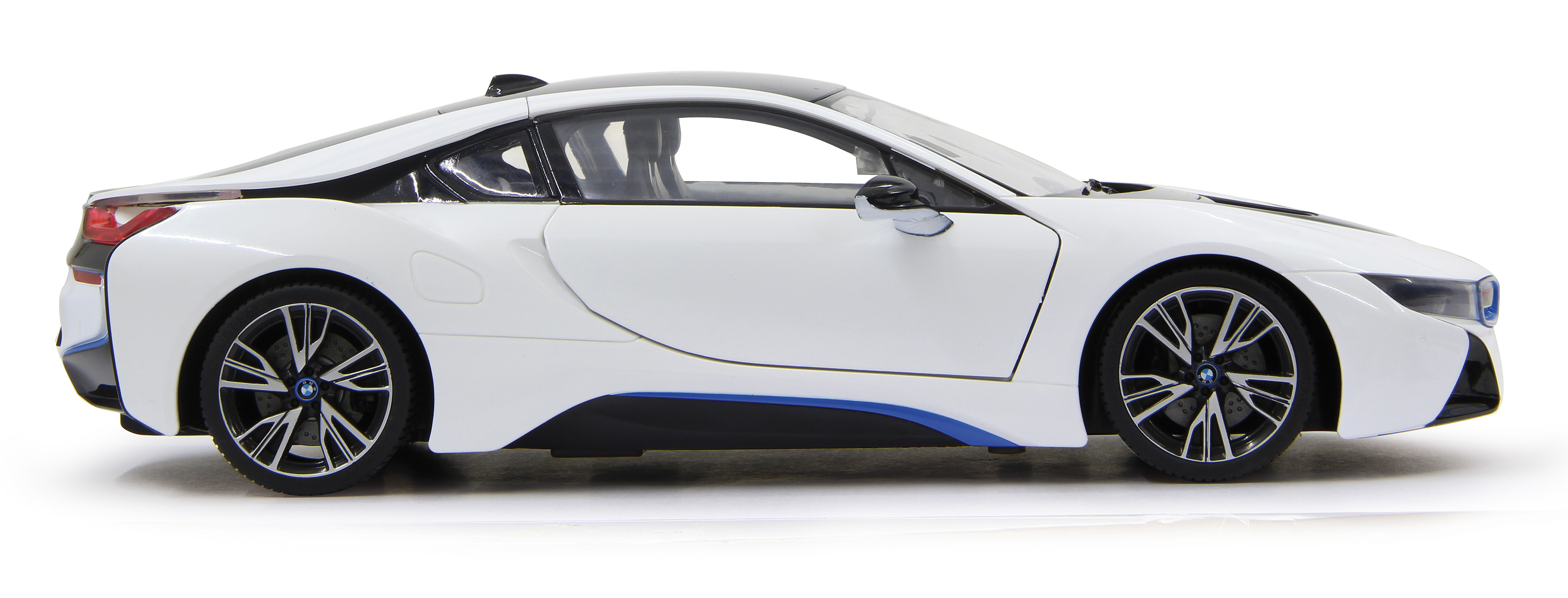 Widok z boku białego BMW i8 z niebieskimi akcentami na czarnym wykończeniu.