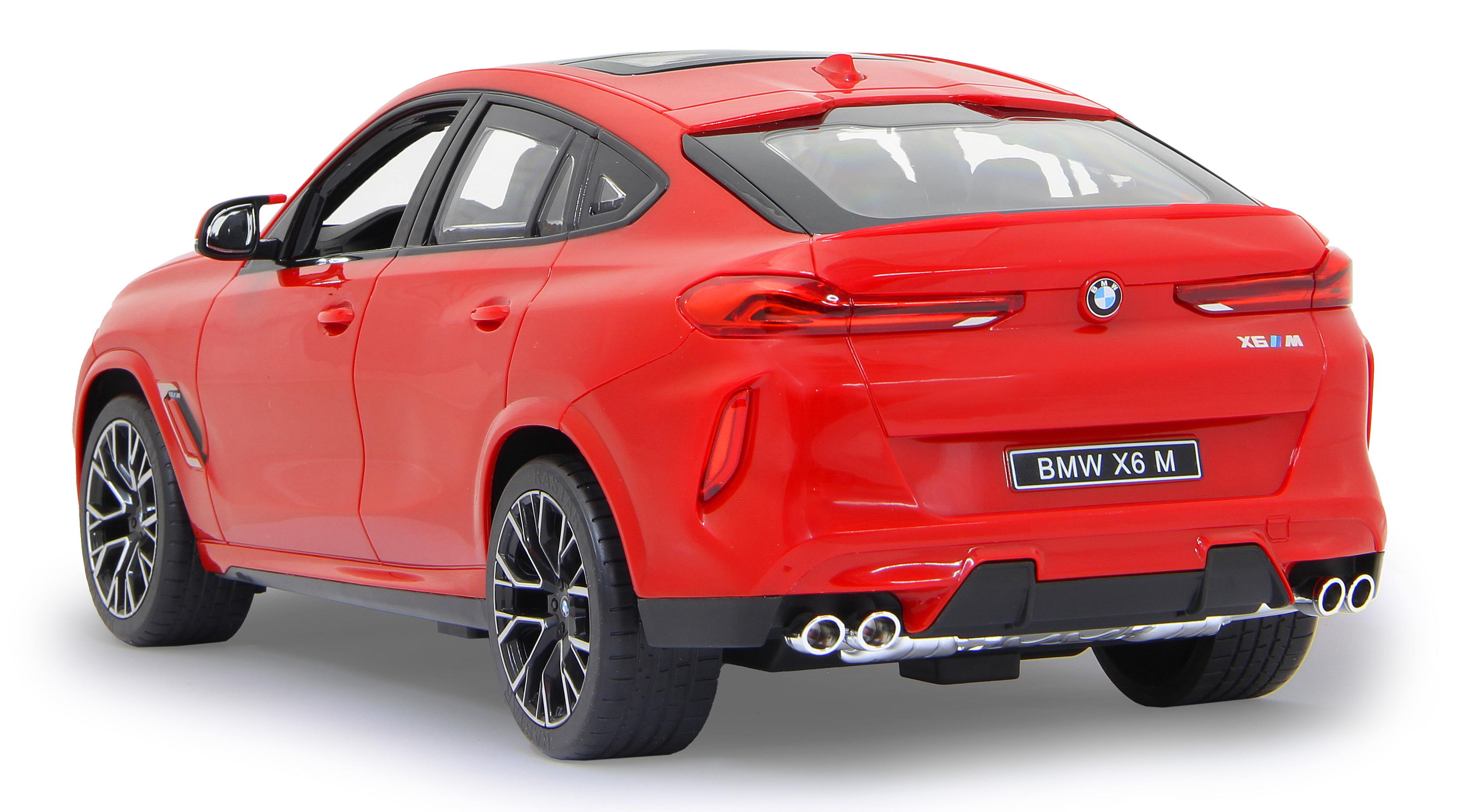 Roter BMW X6 M, Heckansicht. Glänzender Lack, schwarze Verkleidung, doppelte Auspuffrohre.
