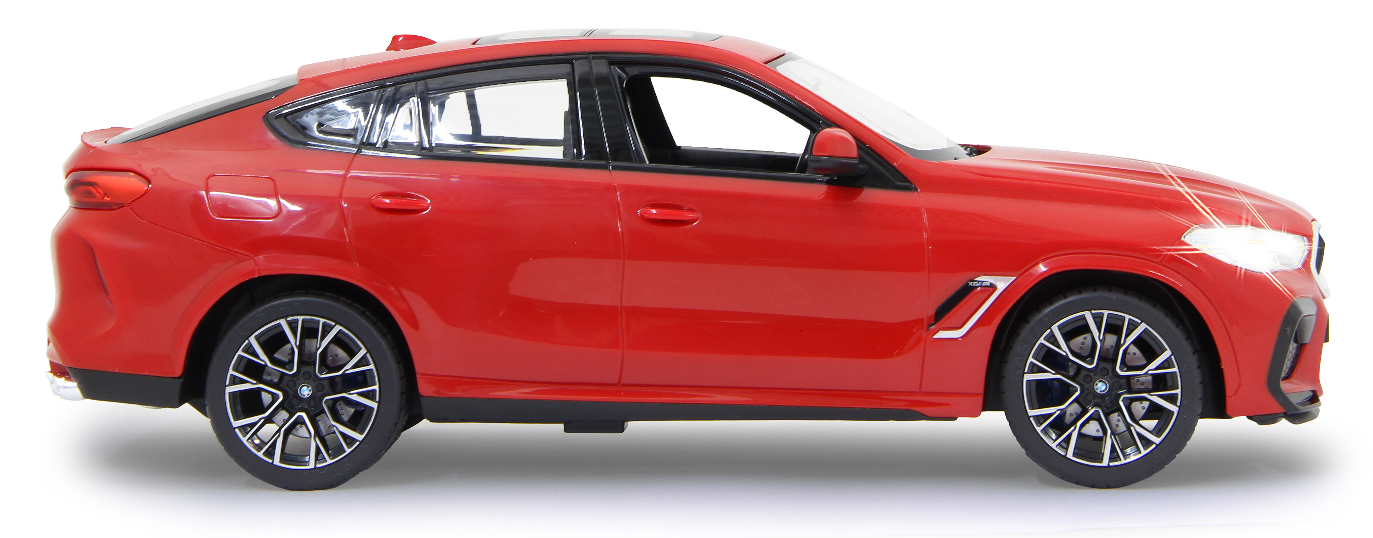 Ein rotes Sportcoupé mit dunklen Felgen und silbernen Akzenten.