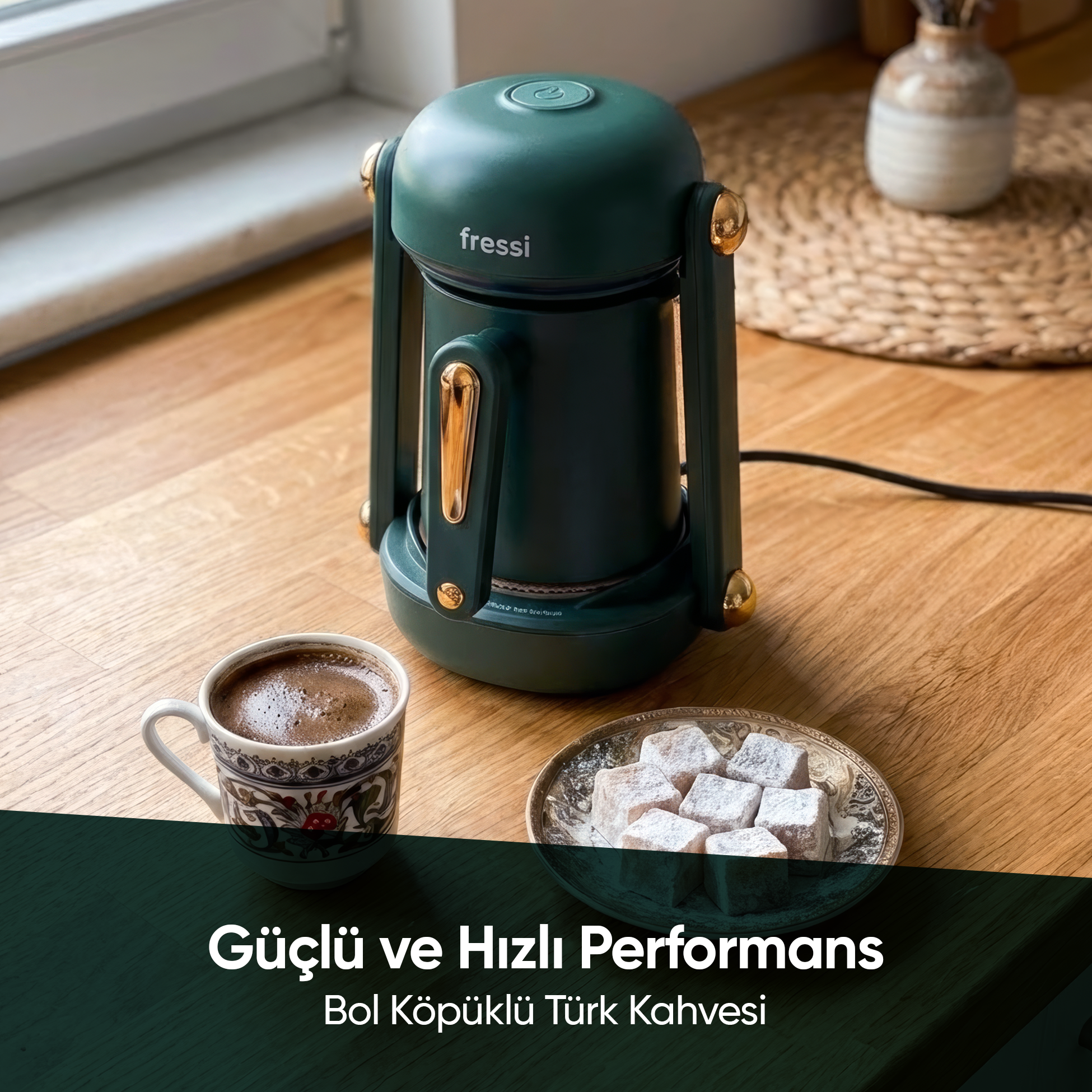 Yeşil kahve makinesi, bir fincan kahve ve lokum yanında.