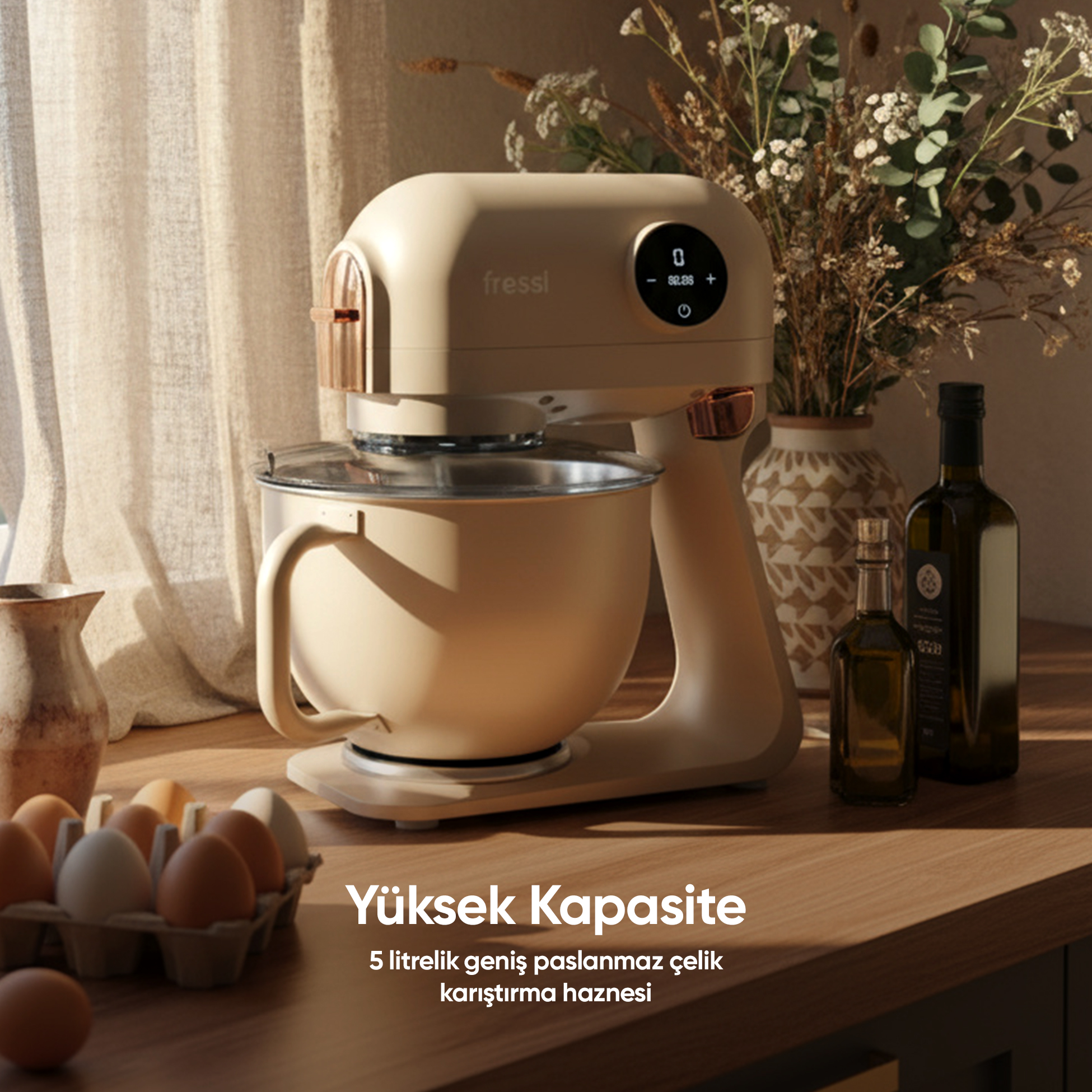 Bej rengi stand mikseri, kasesi, yumurtalar ve zeytinyağı şişeleri.
