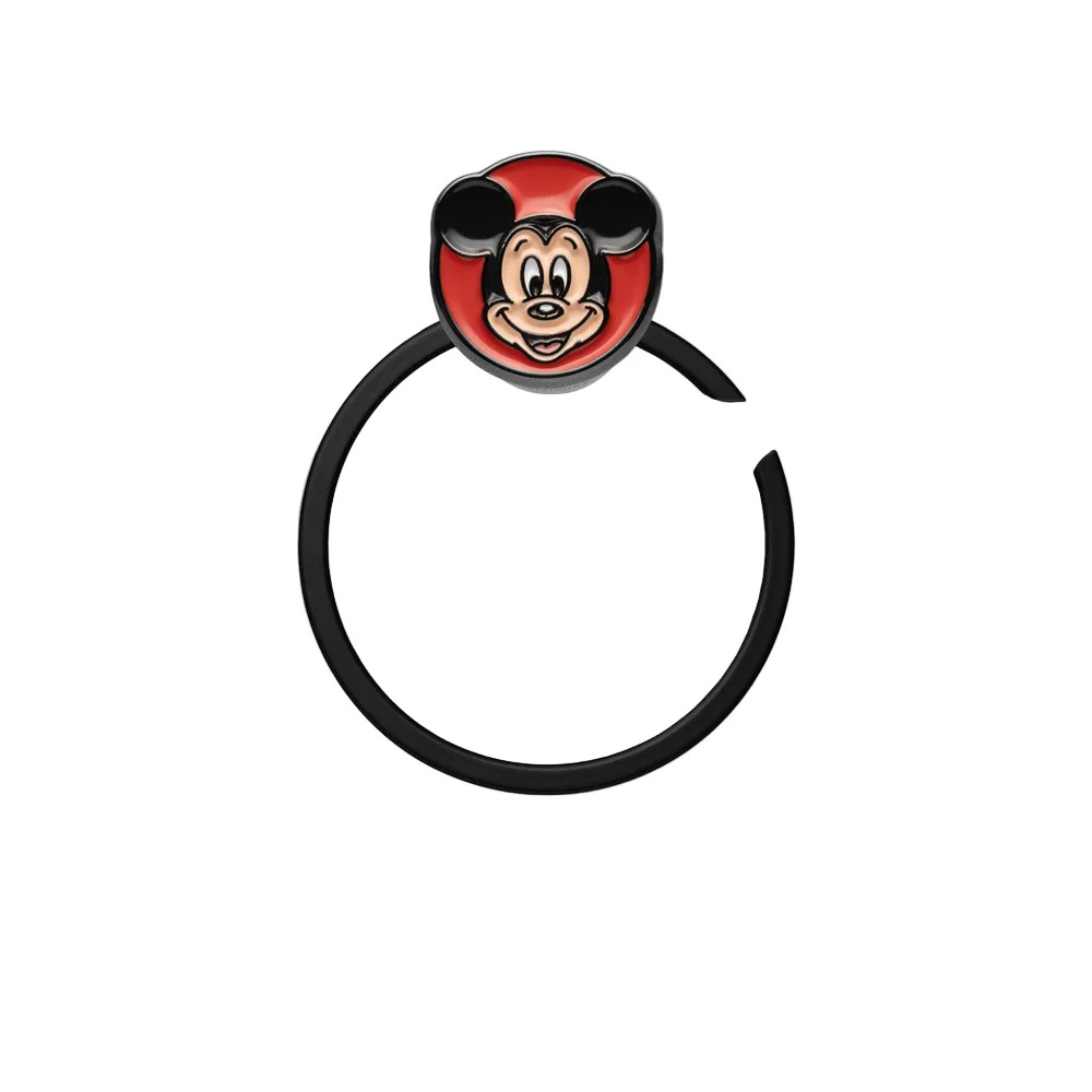 Anello nero con testa di Topolino su sfondo rosso.