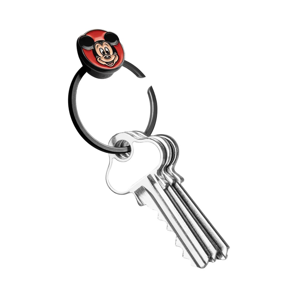 Un portachiavi di Topolino con tre chiavi argentate su sfondo bianco.