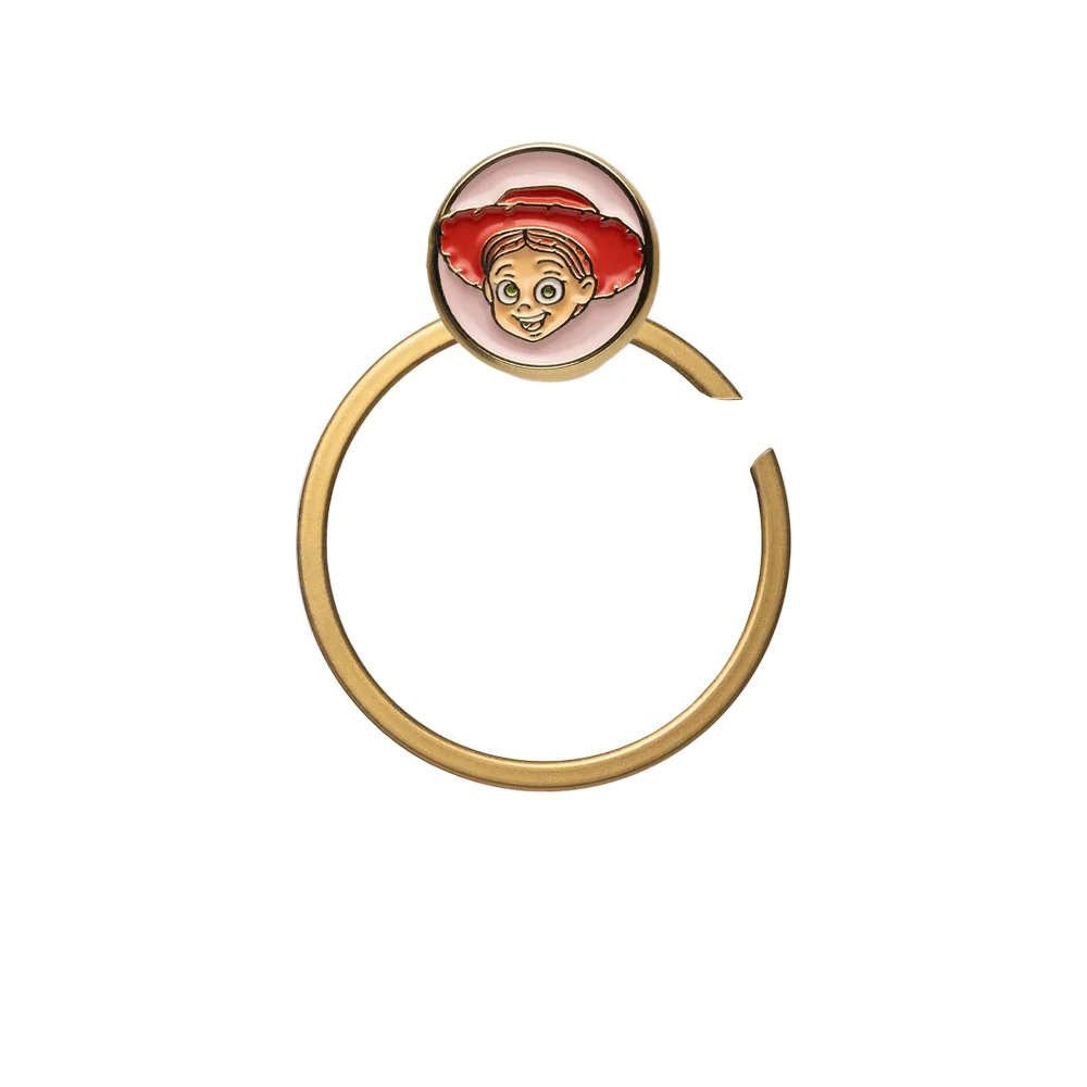 Un anello dorato con l'immagine della testa di Jessie di Toy Story in cima.