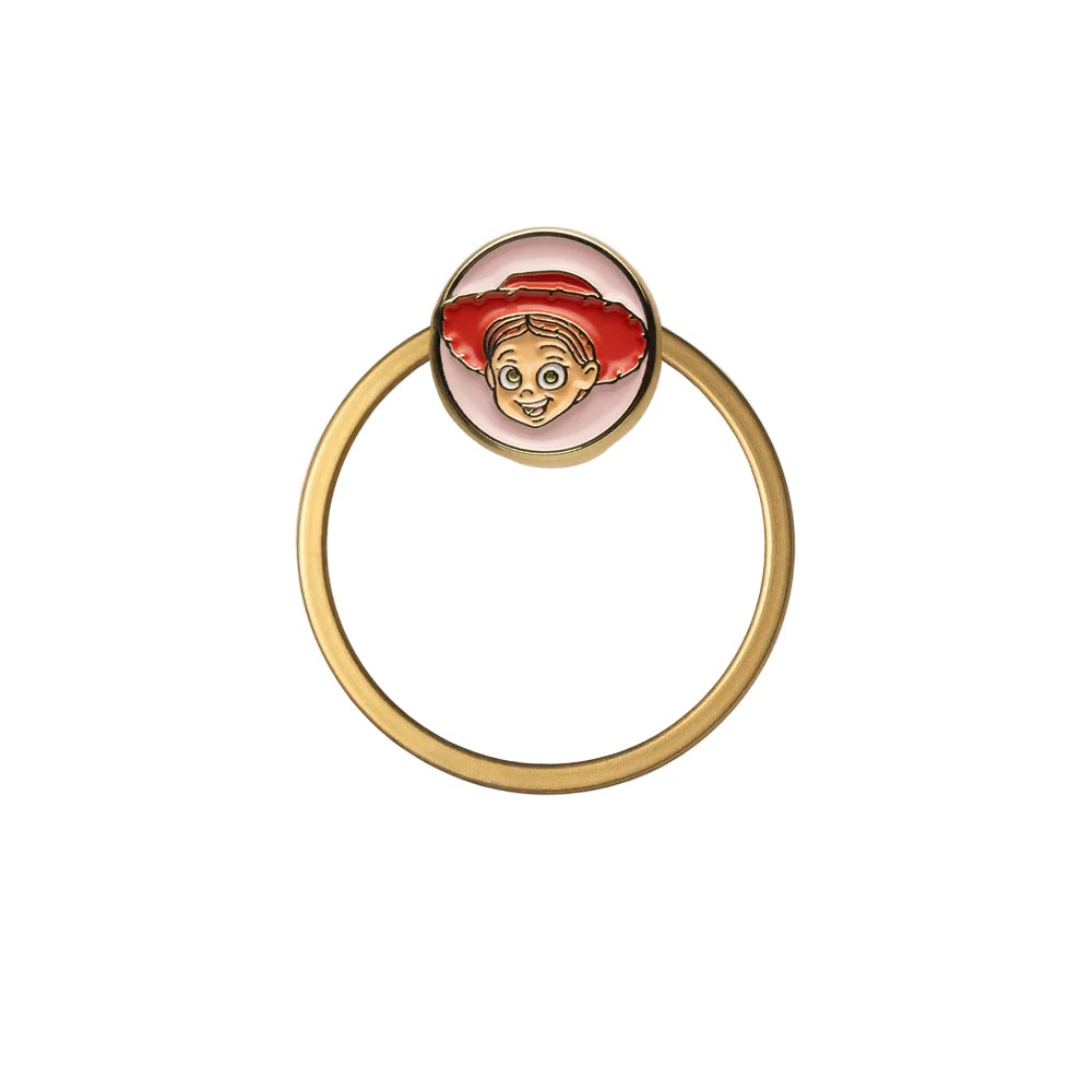 Un anello dorato con il volto e il cappello di Jessie di Toy Story.