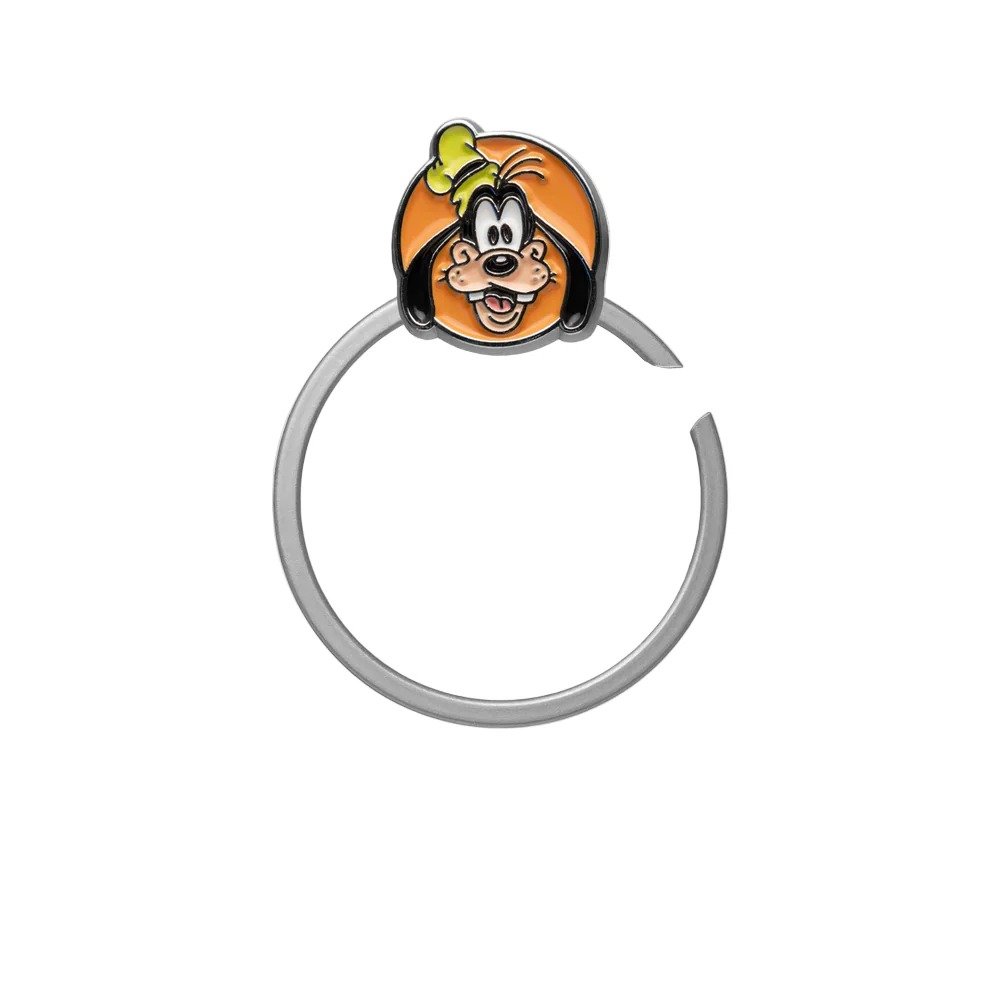 Un anello portasciugamani d'argento con un ciondolo rotondo di Pippo con un cappello giallo.