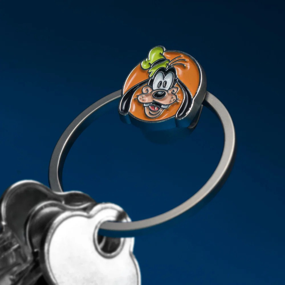 Portachiavi con ciondolo Goofy su sfondo blu.