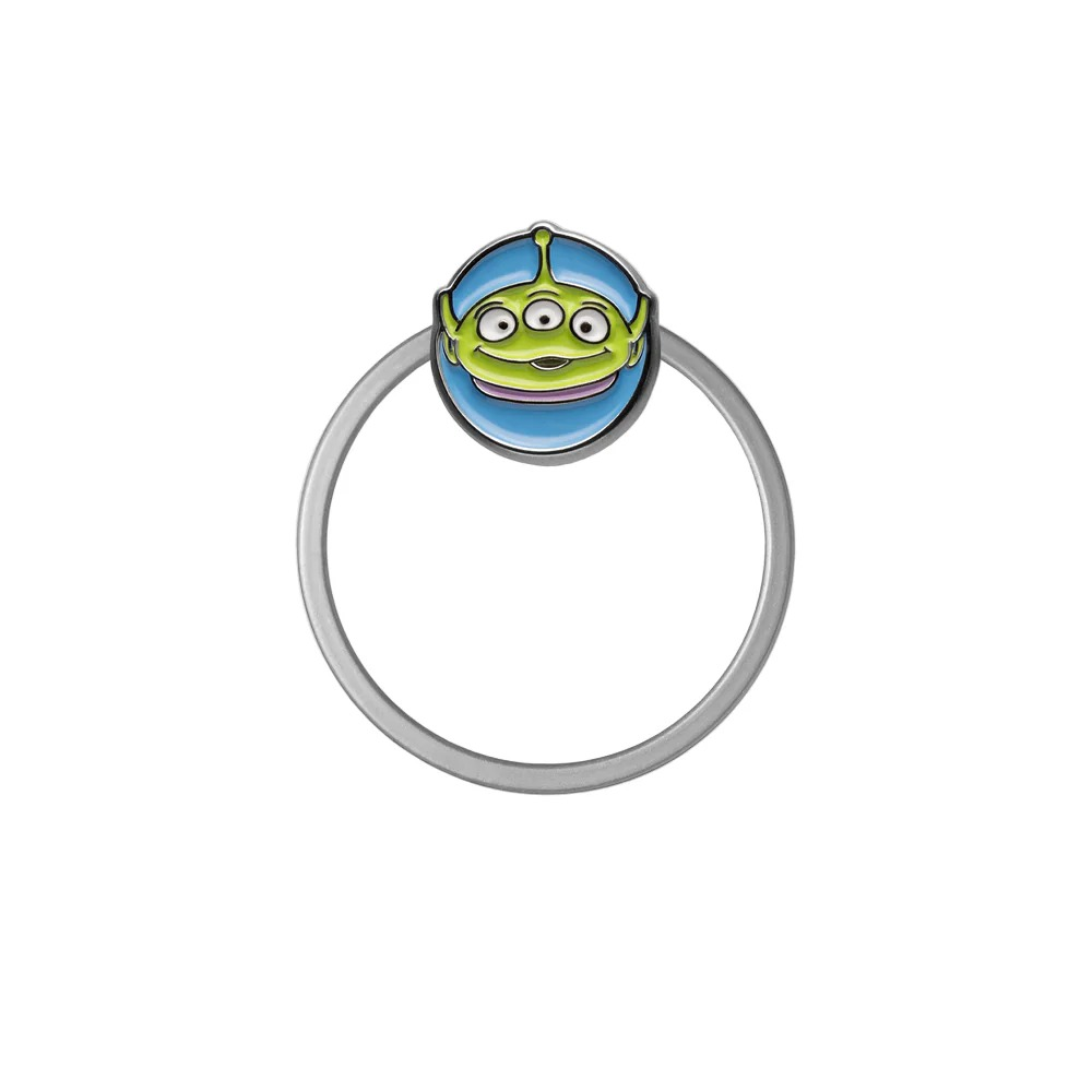 Un piccolo ciondolo alieno verde con tre occhi su un anello d'argento.