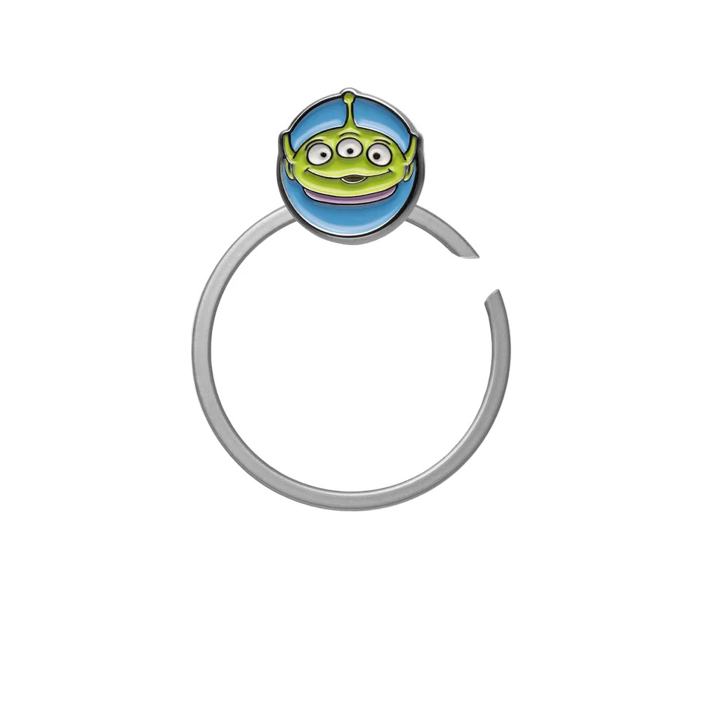 Un piccolo ciondolo alieno verde con tre occhi su un anello d'argento.