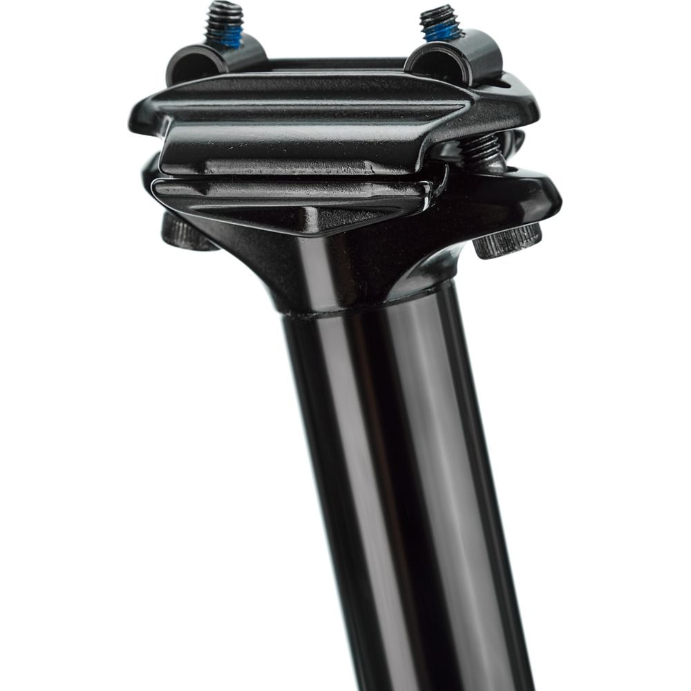 Schwarze Fahrradsattelstütze mit Klemmmechanismus und blauen Schrauben. Detailaufnahme.
