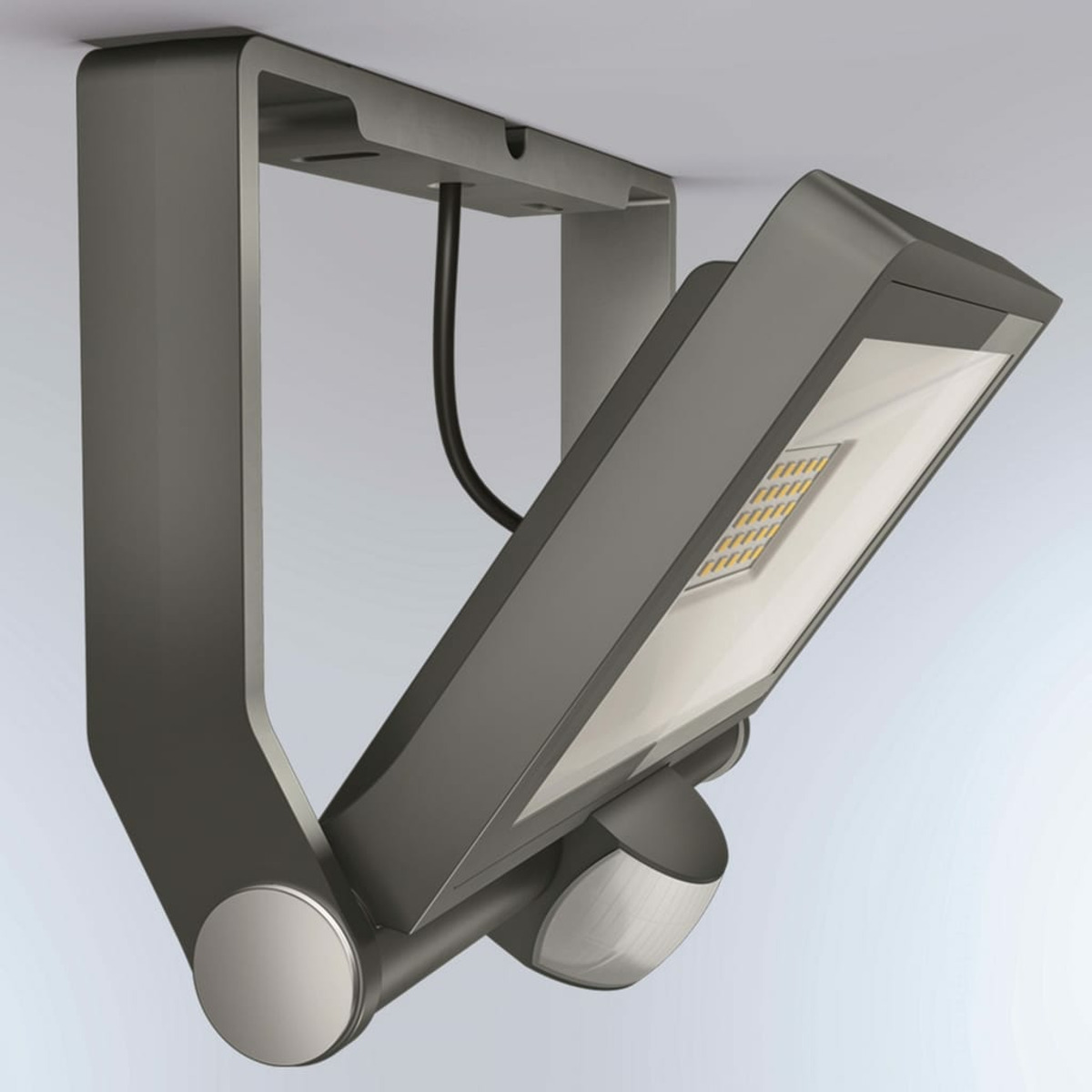 Grauer LED-Fluter mit Bewegungsmelder an Decke montiert.