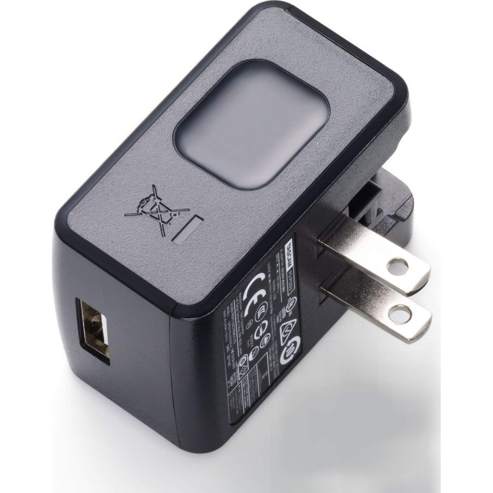 Schwarzer USB-Netzadapter mit US-Steckern und einem USB-Anschluss.