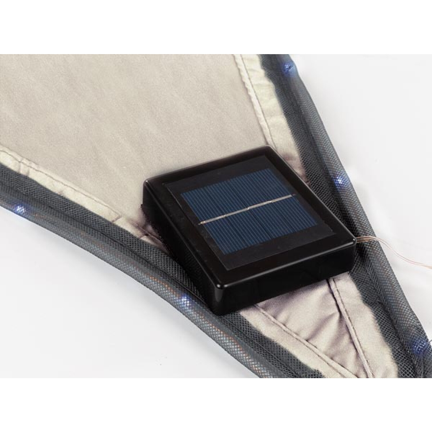 Ein schwarzer Solarmodul auf grauem Stoff mit blauen Lichtern entlang der Kante.