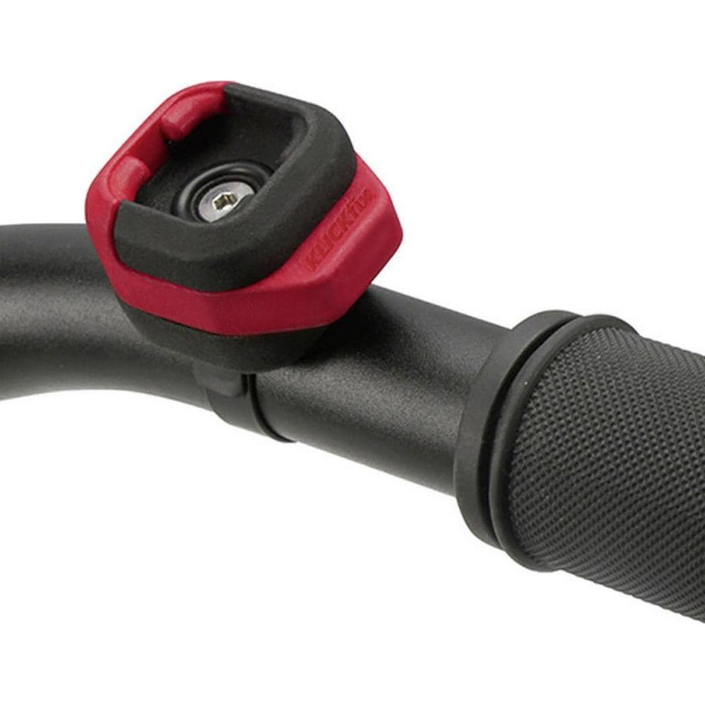 Schwarz-roter Klickfix-Adapter auf schwarzem Fahrradlenkergriff montiert.