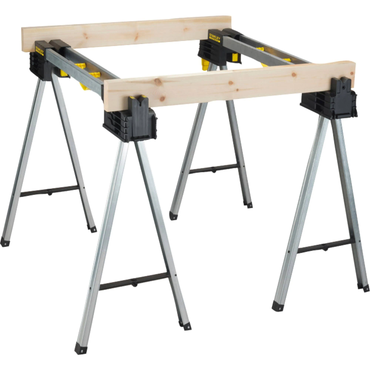 Zwei Arbeitsböcke aus Metall mit Holzplanken obendrauf für eine Werkbank.