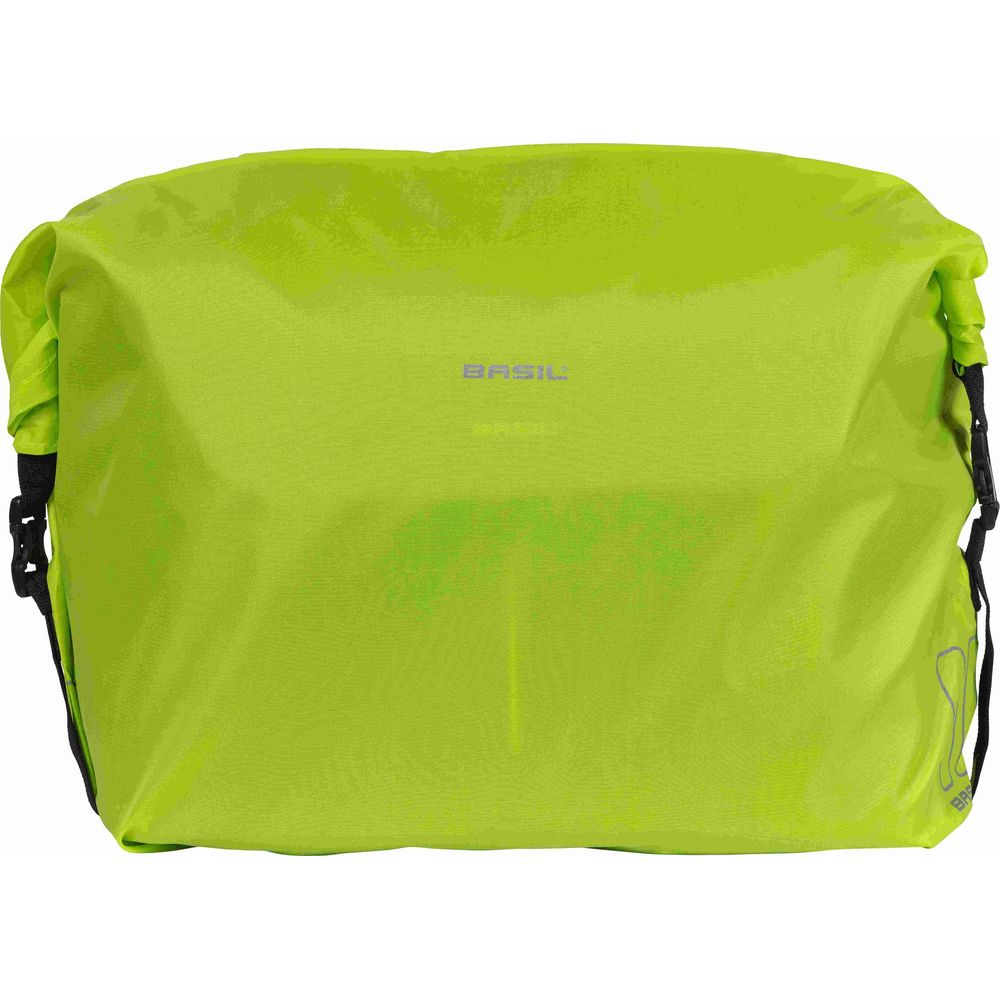 Grüne Fahrradtasche mit "BASIL"-Logo, aufgerollt und mit Schnallen befestigt.