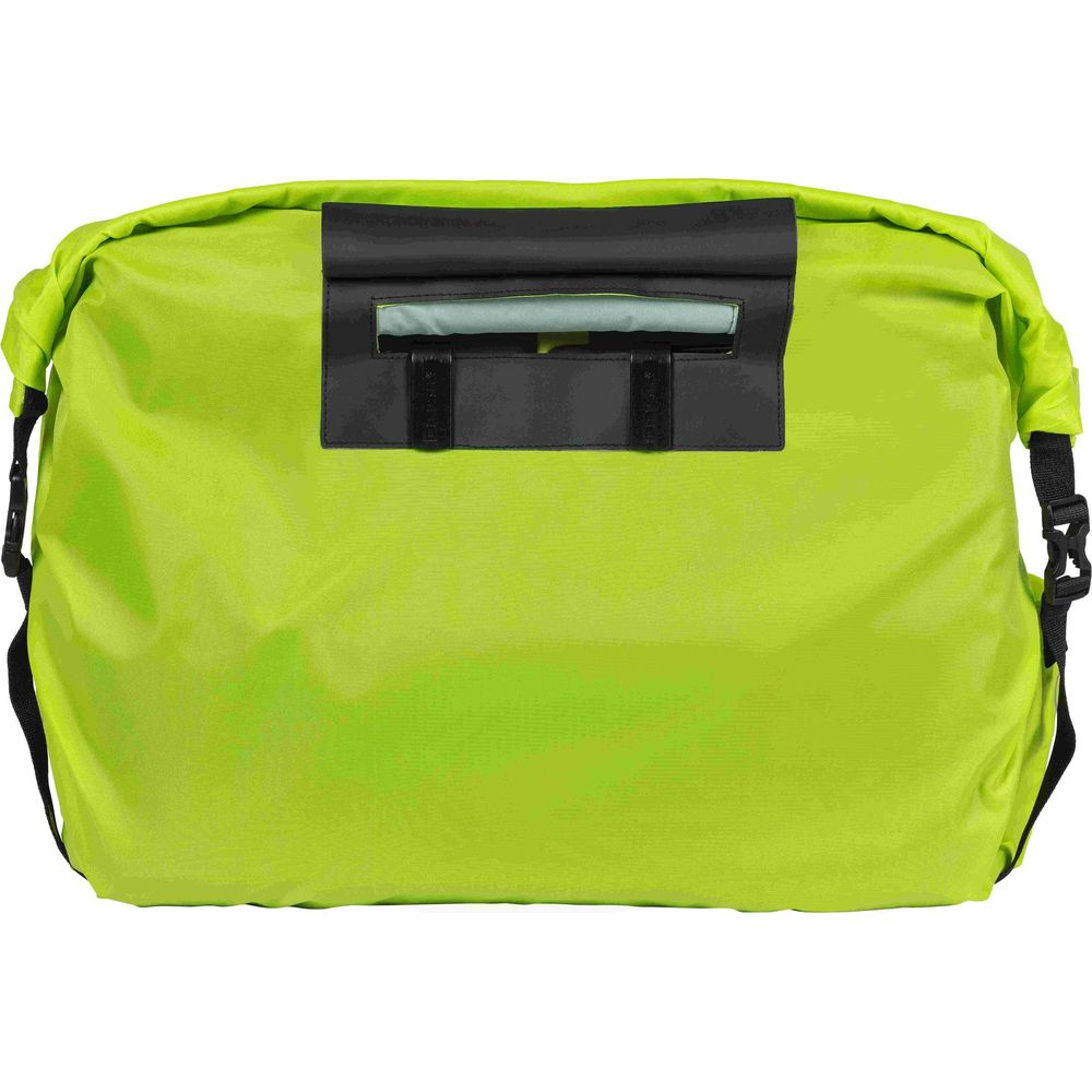 Leuchtgrüne Tasche mit schwarzer Klappe und Reflektorstreifen.