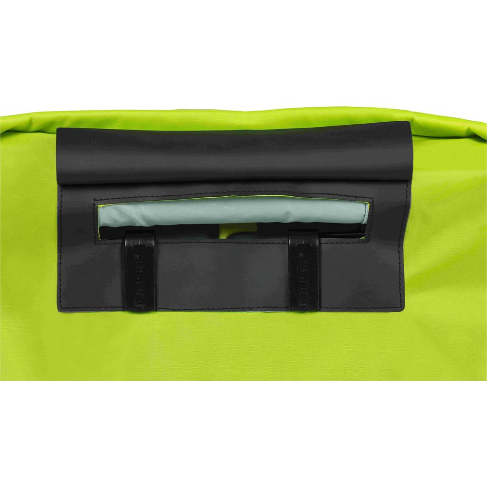 Nahaufnahme einer neongrünen Tasche mit schwarzer Klappe und Riemen.