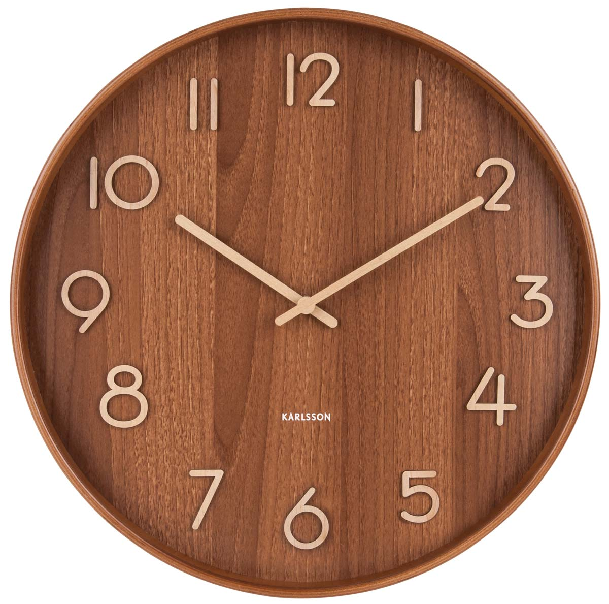 Orologio in legno marrone con numeri e lancette chiare. Lancette alle 10:10.