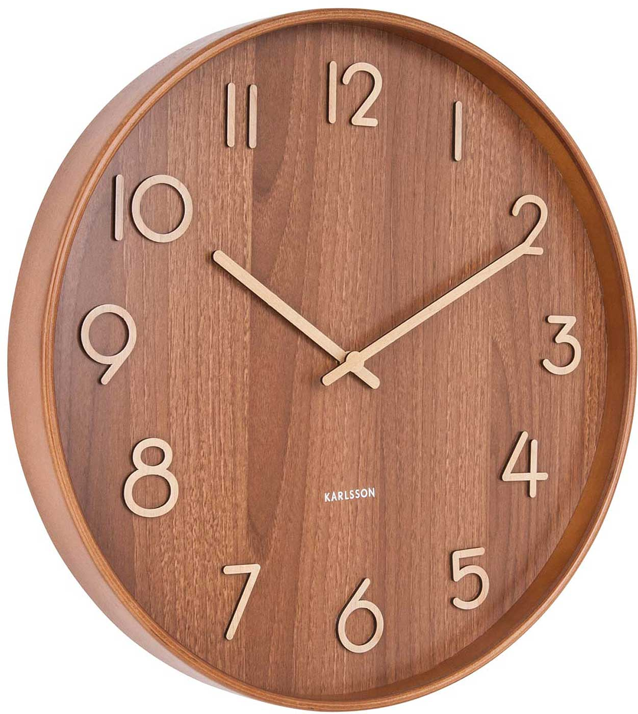 Un orologio da parete in legno con numeri e lancette chiari. Sono quasi le 2:00.